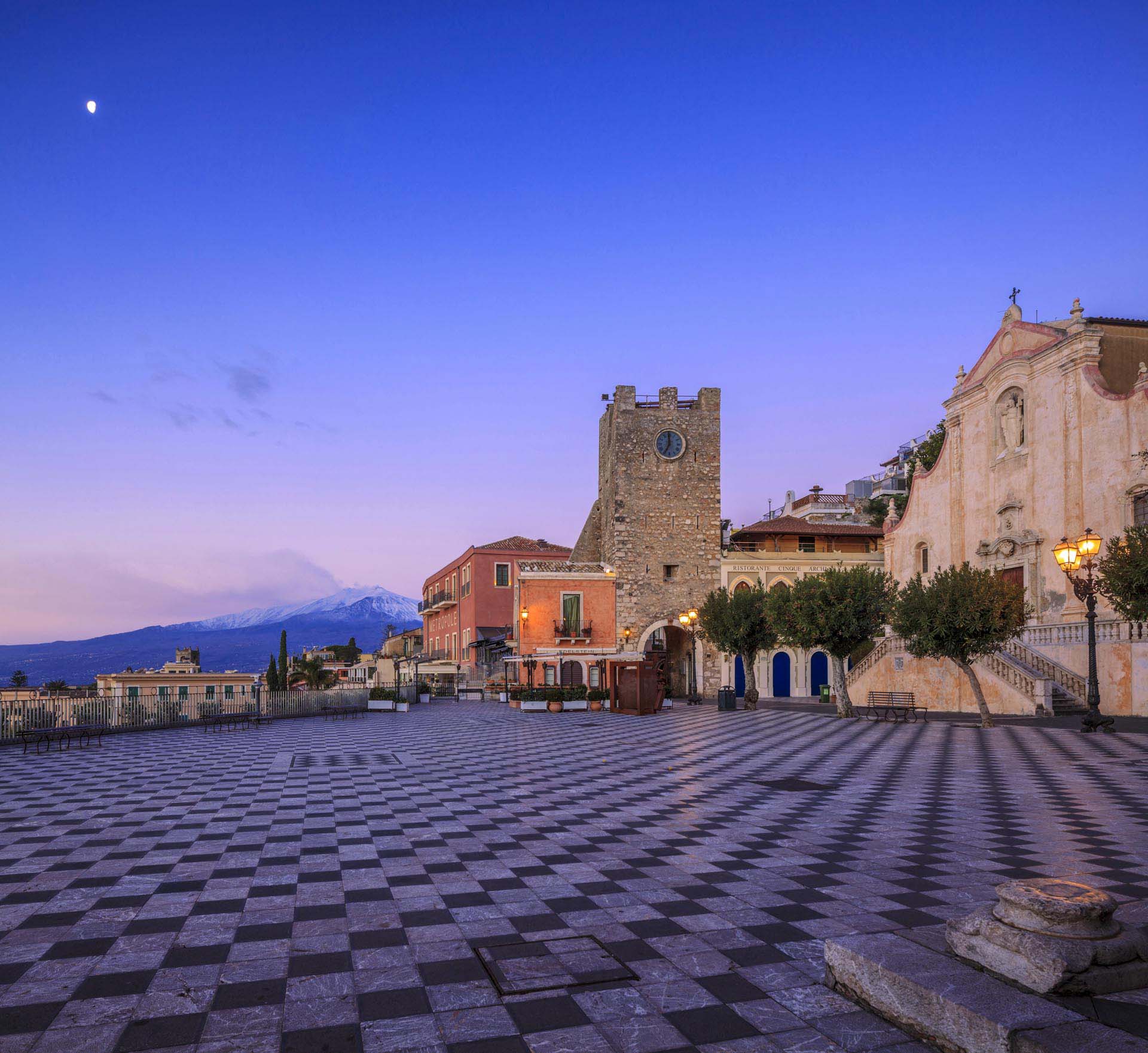 Panoramica_MG_5719-Piazza IX Aprile, l'Etna, Guardiano Silenzioso del Risveglio di Taormina