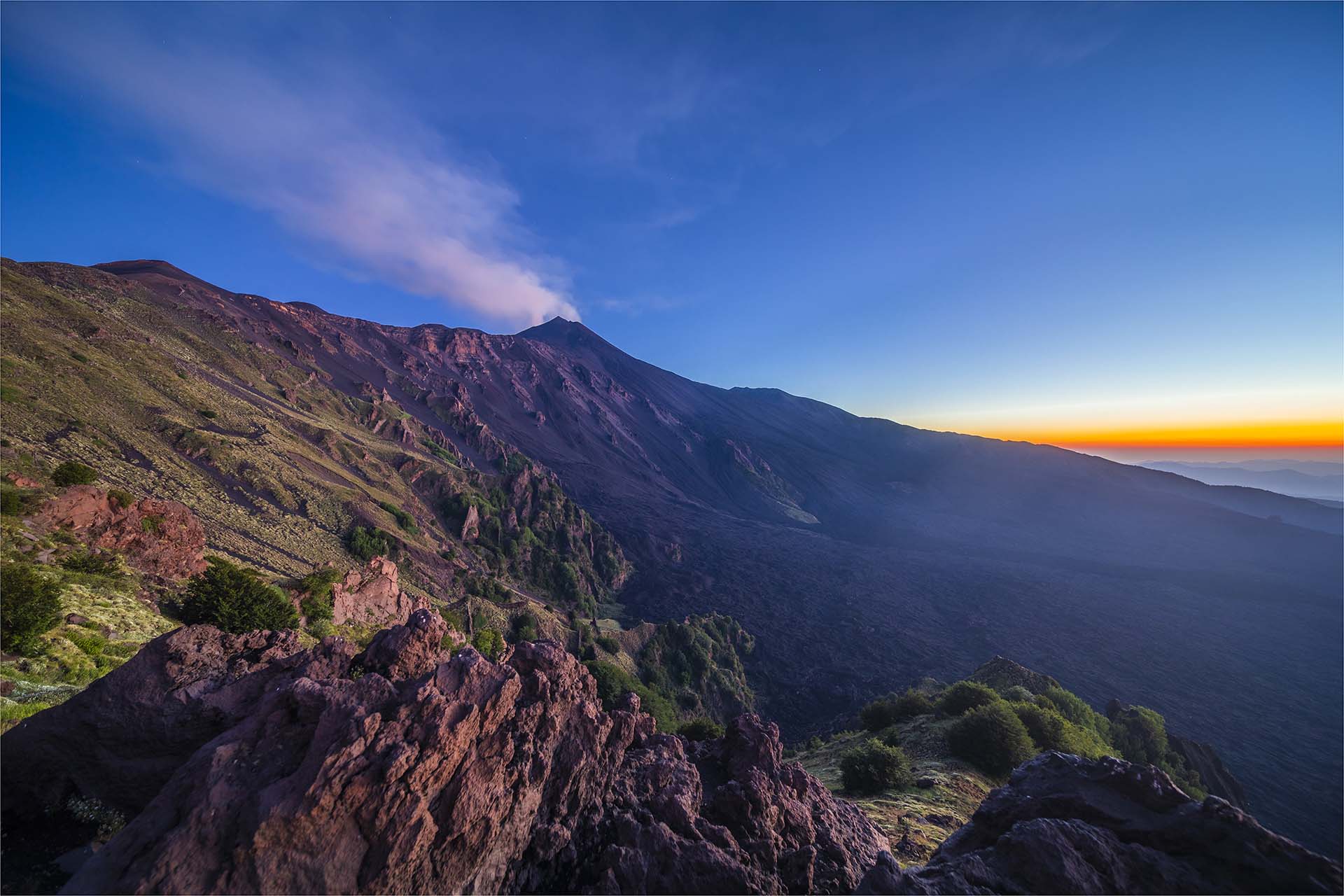 SAFF1208-HDR-Etna, i fiori d'alta quota sbocciano sulla parete lavica della Schiena dell'Asino, abbracciando la Valle del Bove e la costa Ionica