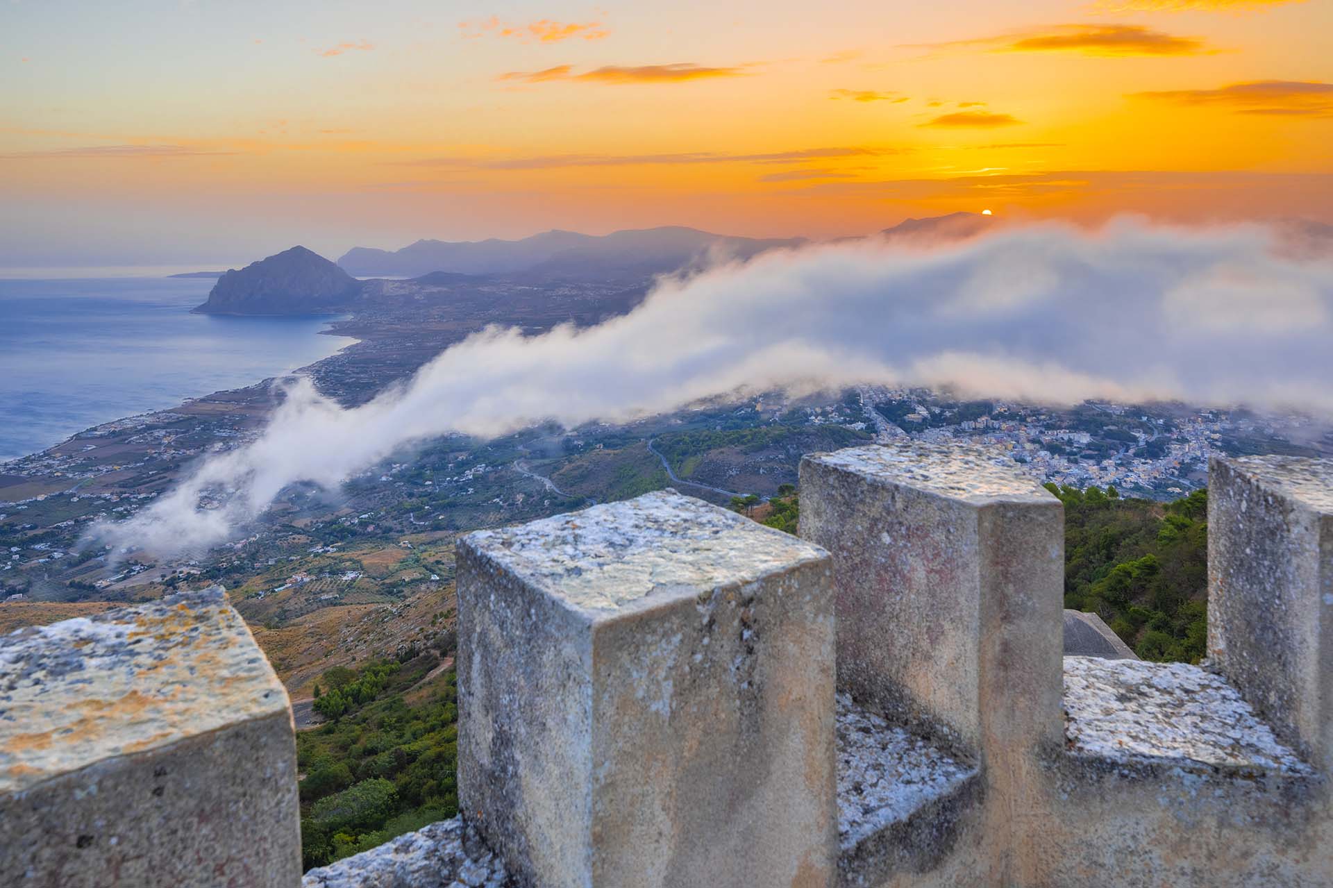 SAFF2604-HDR-Il Castello di Venere, tra nebbia e mare, all'alba su Monte Cofano e la costa trapanese
