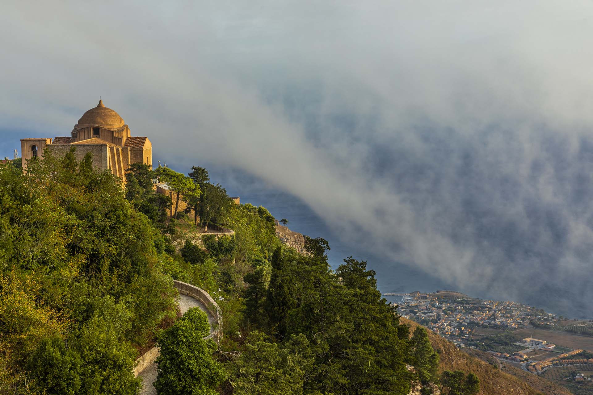 SAFF2721-La chiesa di San Giovanni a Erice si affaccia sul borgo marinaro di Bonagia