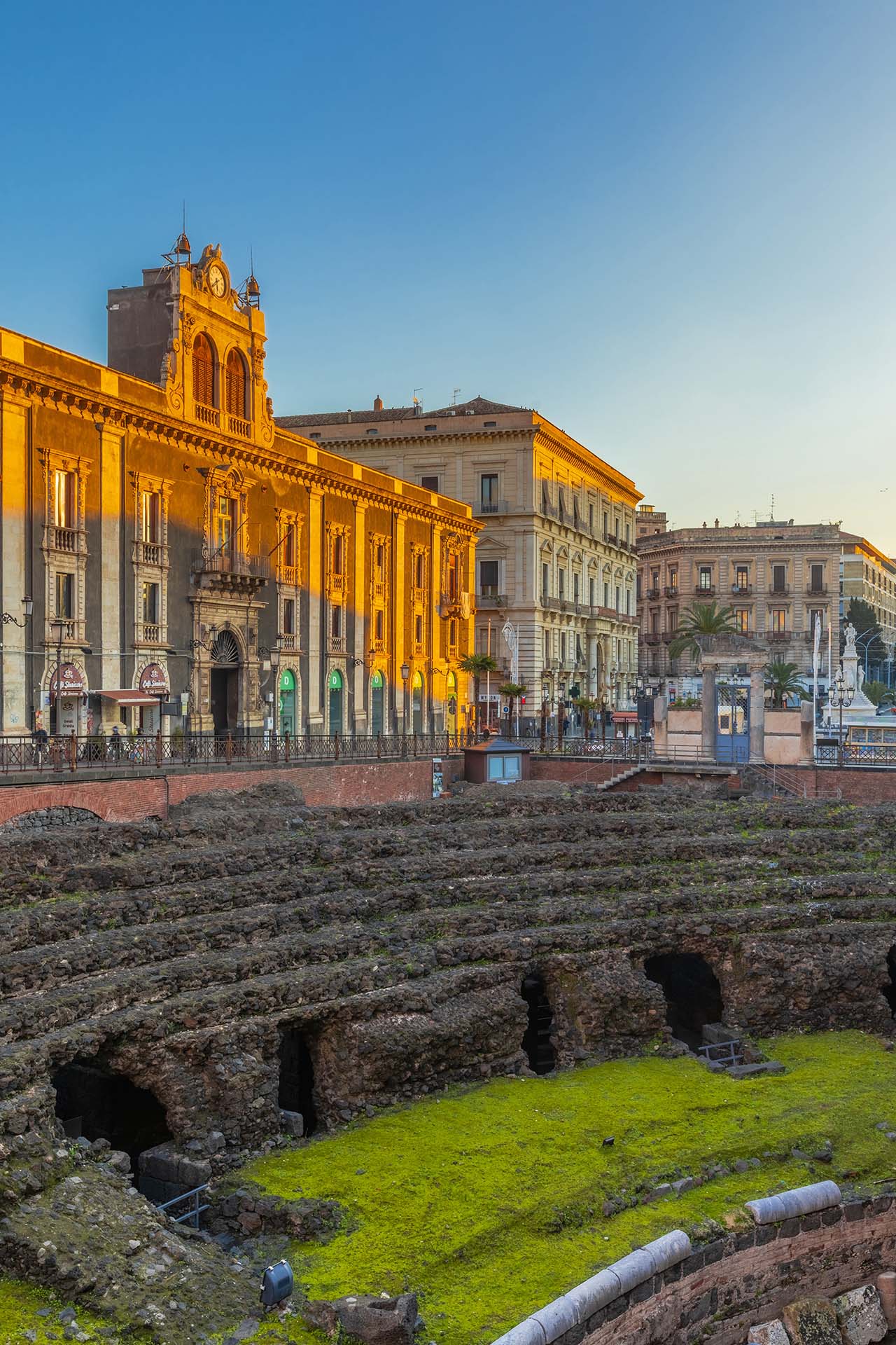 0A1A4086-HDR-Il Colosseo Nero, riscoprire l'Anfiteatro Romano tra i palazzi storici di Catania