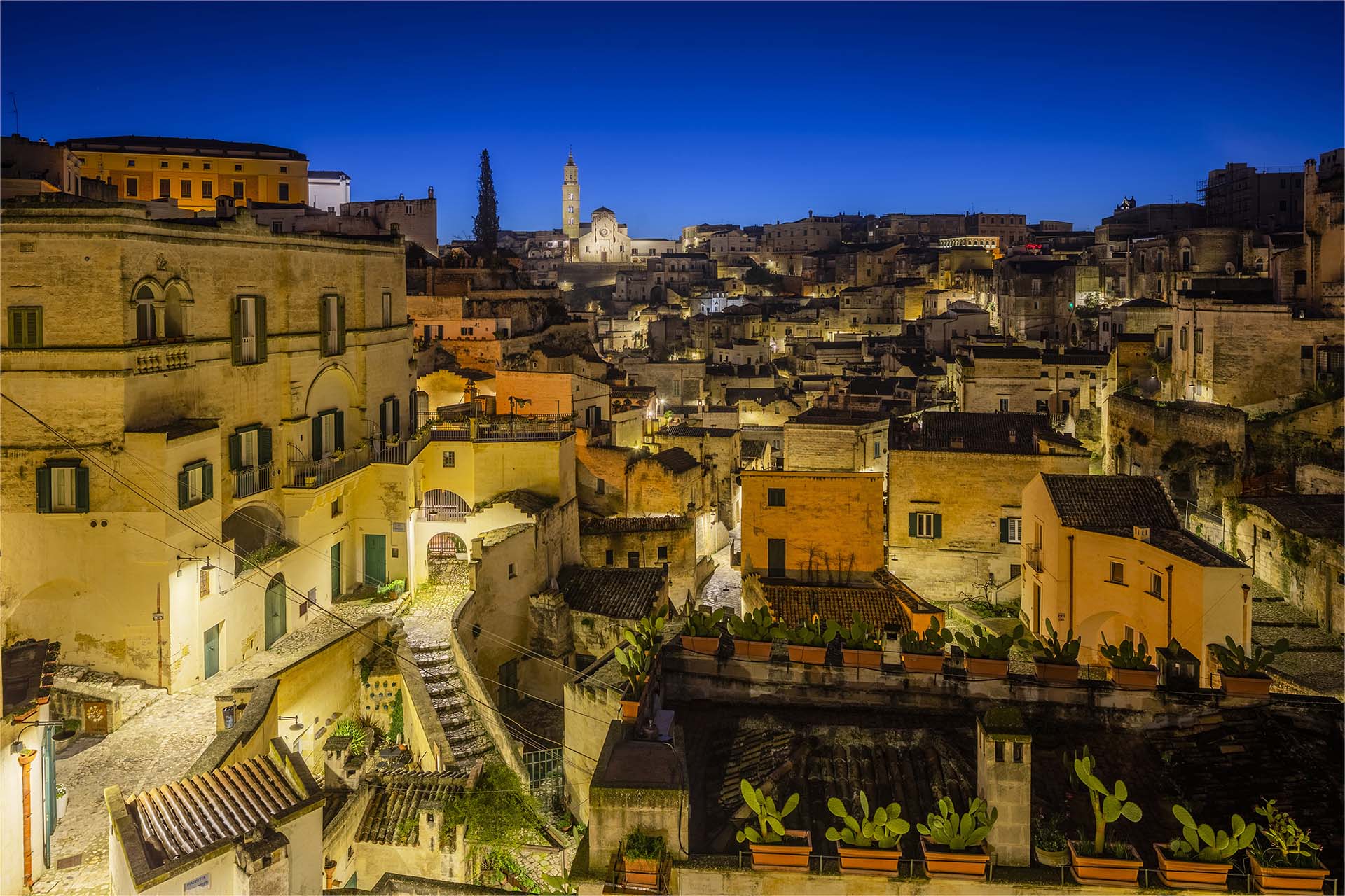 0A1A5278-HDR-I vicoli di Matera e l'architettura millenaria della Città dei Sassi
