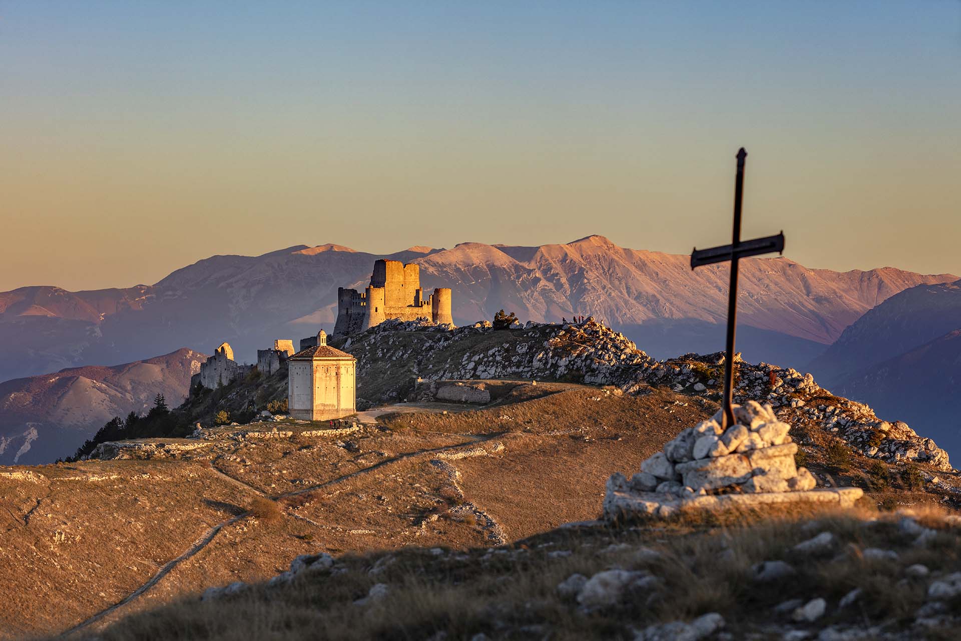 Il castello normanno di Rocca Calascio e la chiesa di Santa Maria della Pietà nel paesaggio del Parco nazionale del Gran Sasso e Monti della Laga.
