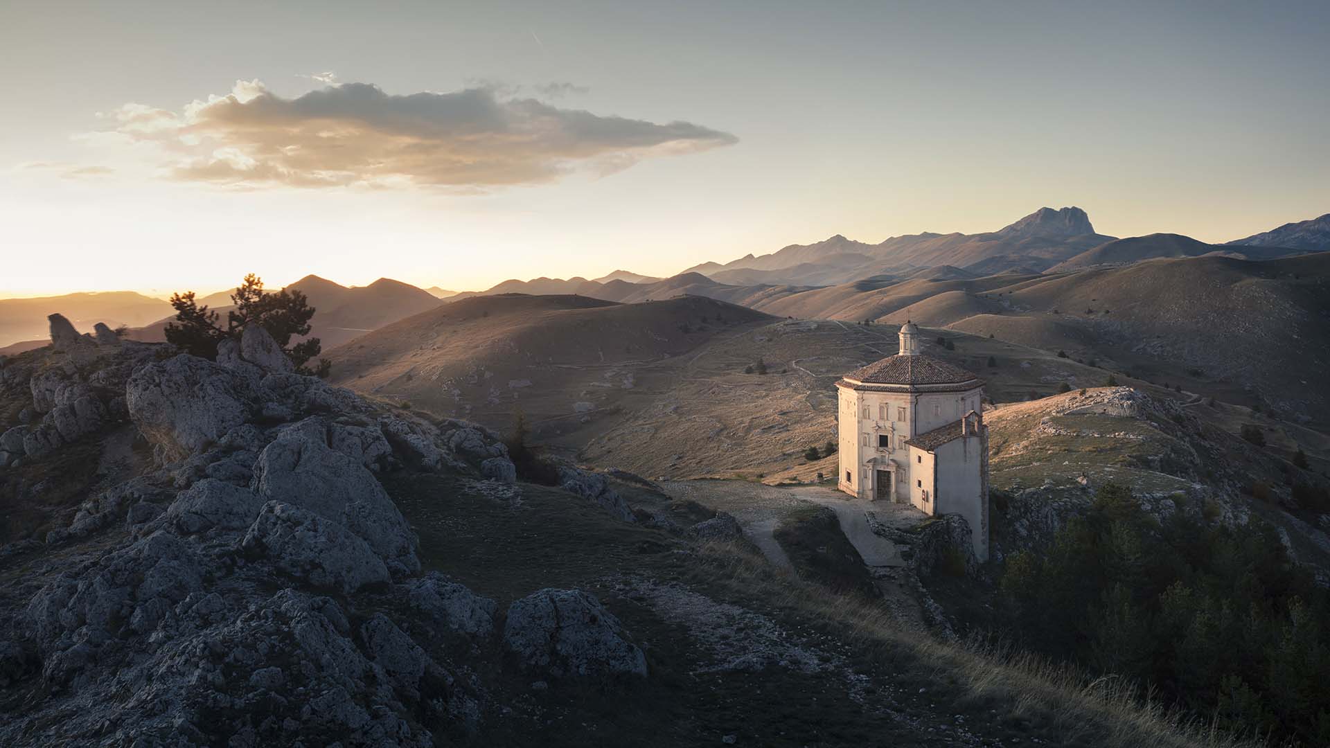 La chiesa di Santa Maria della Pietà nel paesaggio del Parco nazionale del Gran Sasso e Monti della Laga.