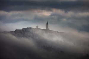 Pienza tra le nubi.