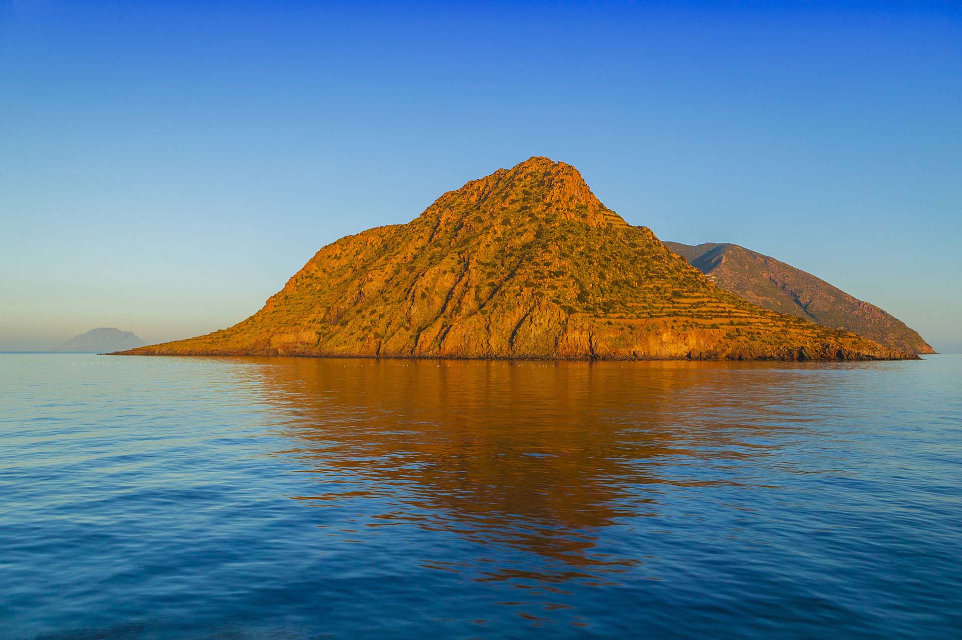 DE7U3322-L'isola di Filicudi, risveglio Eoliano