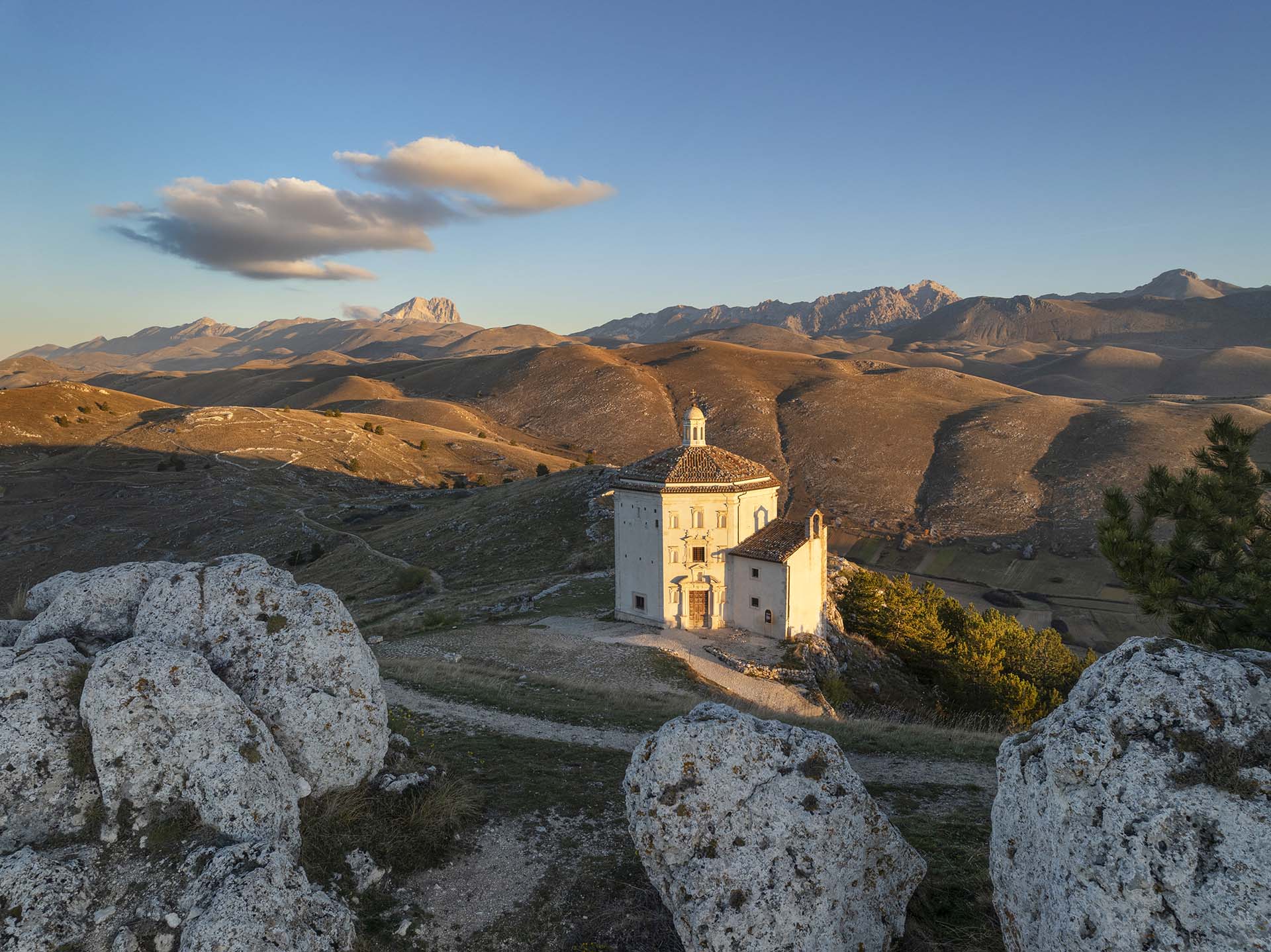 La chiesa di Santa Maria della Pietà nel paesaggio del Parco nazionale del Gran Sasso e Monti della Laga.