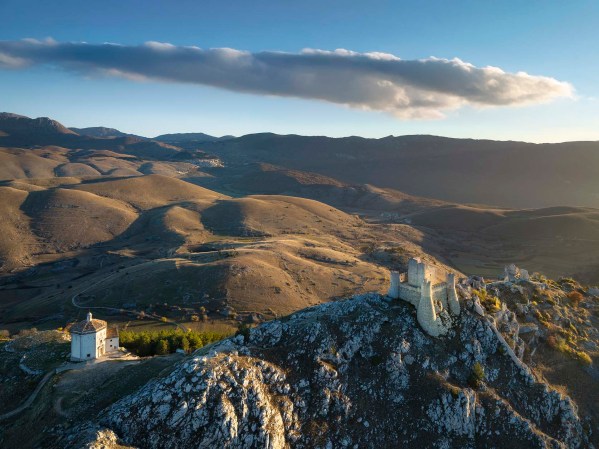 Il castello normanno di Rocca Calascio e la chiesa di Santa Maria della Pietà nel paesaggio del Parco nazionale del Gran Sasso e Monti della Laga.