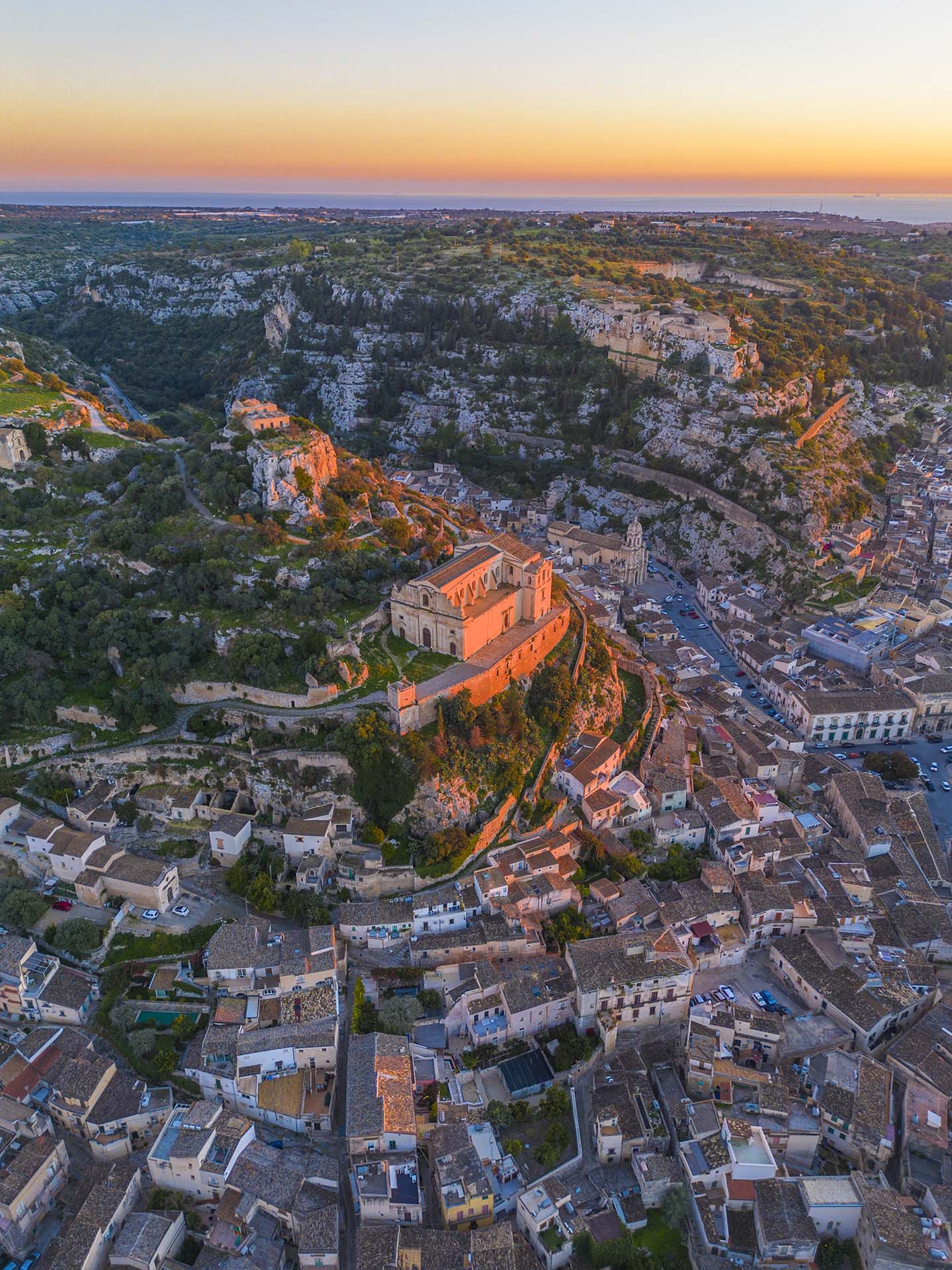 DJI_0297-HDR-Dalle gole Iblee al Mediterraneo, l'armonia Barocca di Scicli al tramonto