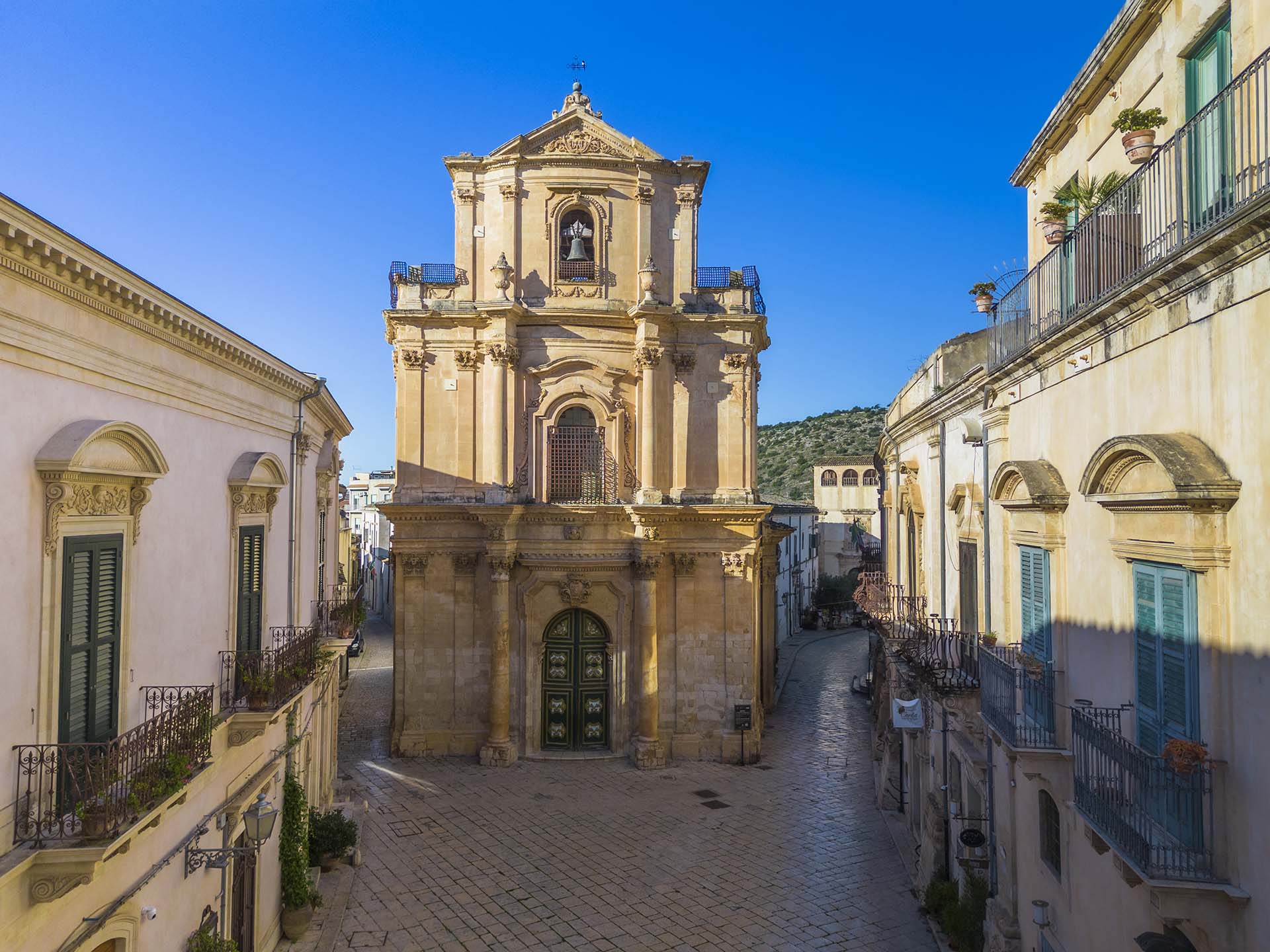 DJI_0609-HDR-Tra i palazzi Barocchi di Via Mormino Penna, l'imponente Chiesa di San Michele Arcangelo a Scicli