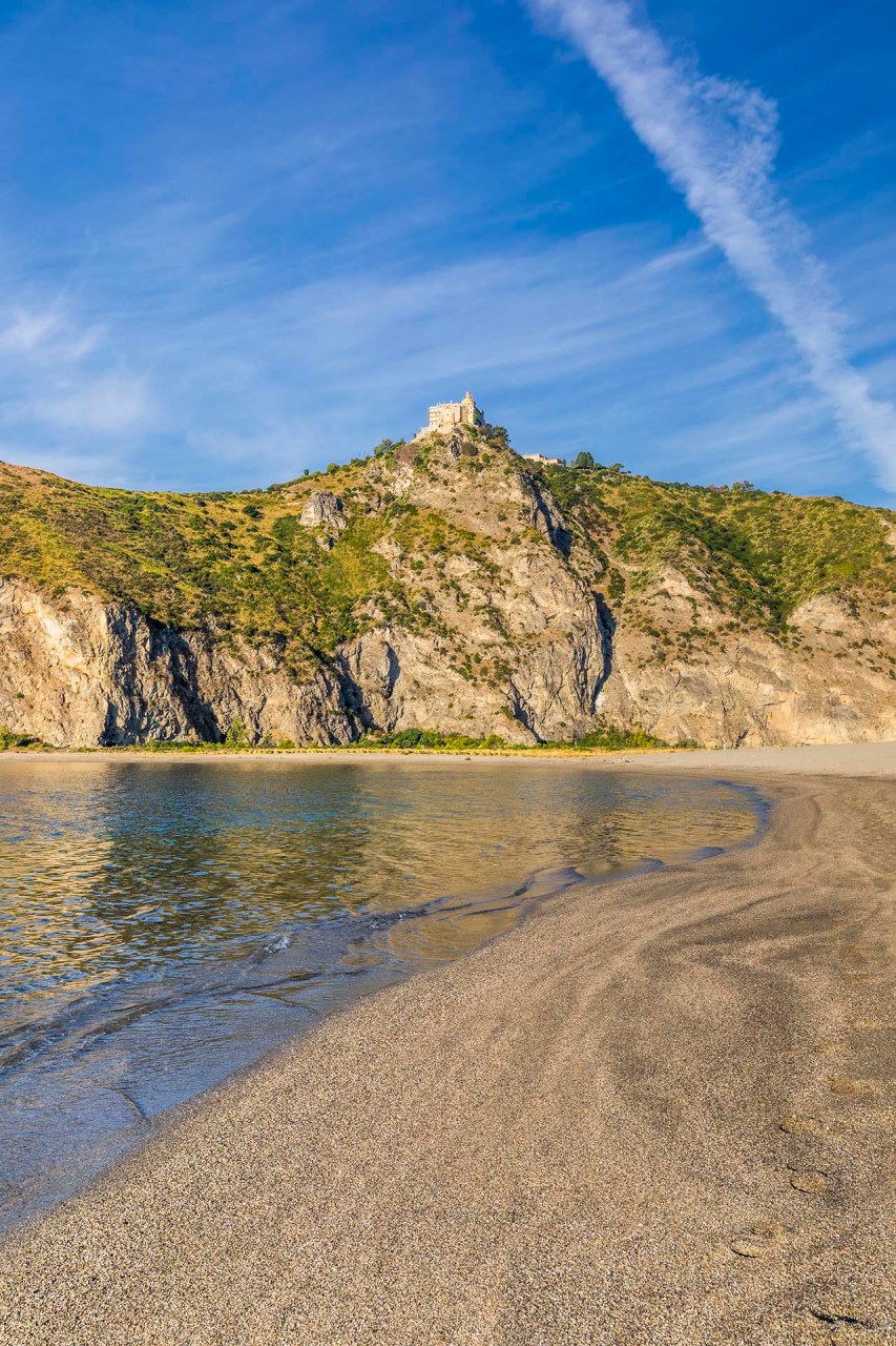 SAFF5004-Santuario di Tindari, icona religiosa sulla paretere rocciosa che domina i Laghetti di Marinello