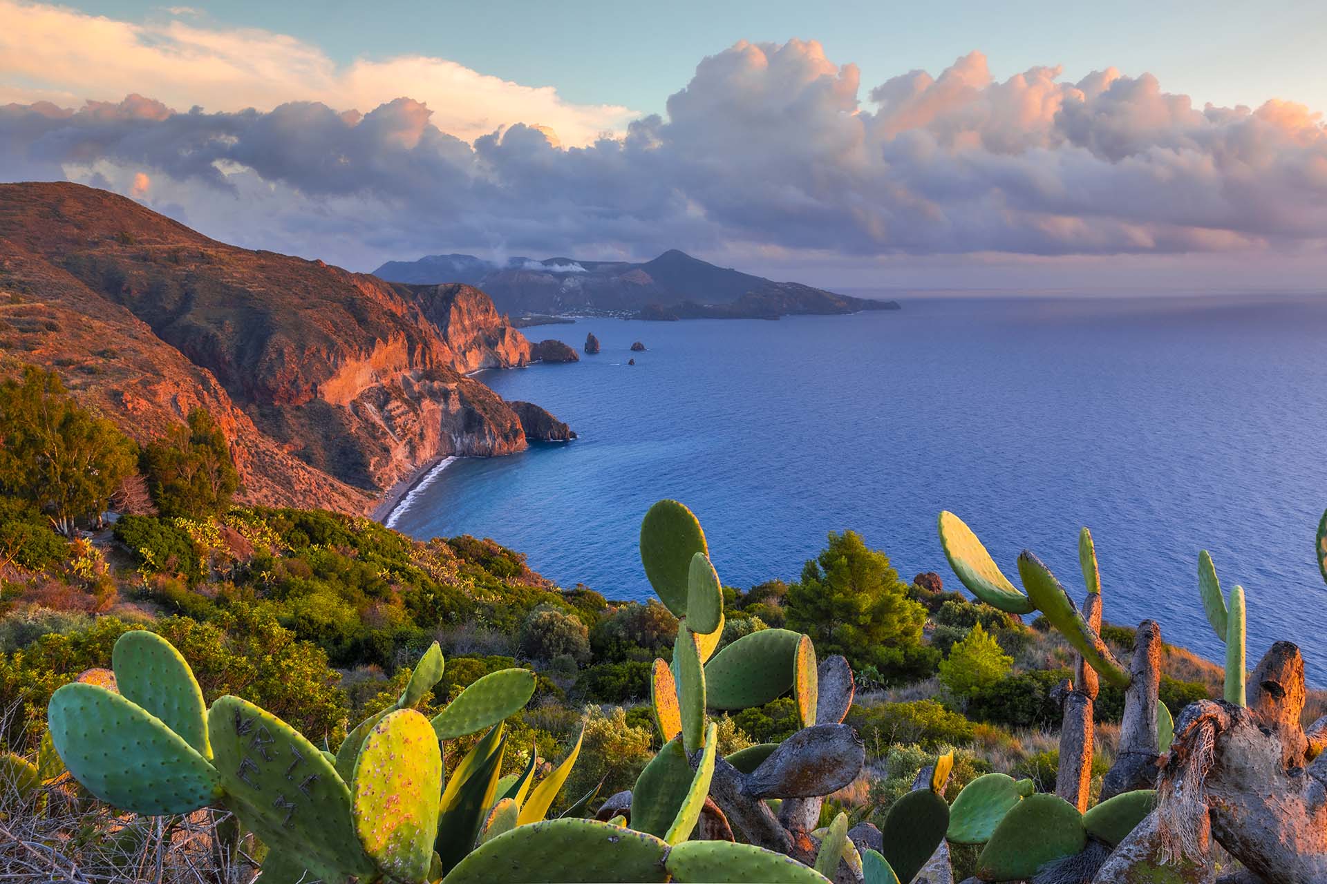 SAFF5074-HDR-Belvedere Quattrocchi (Lipari), lo sguardo su Valle Muria e l'imponenza di Vulcano