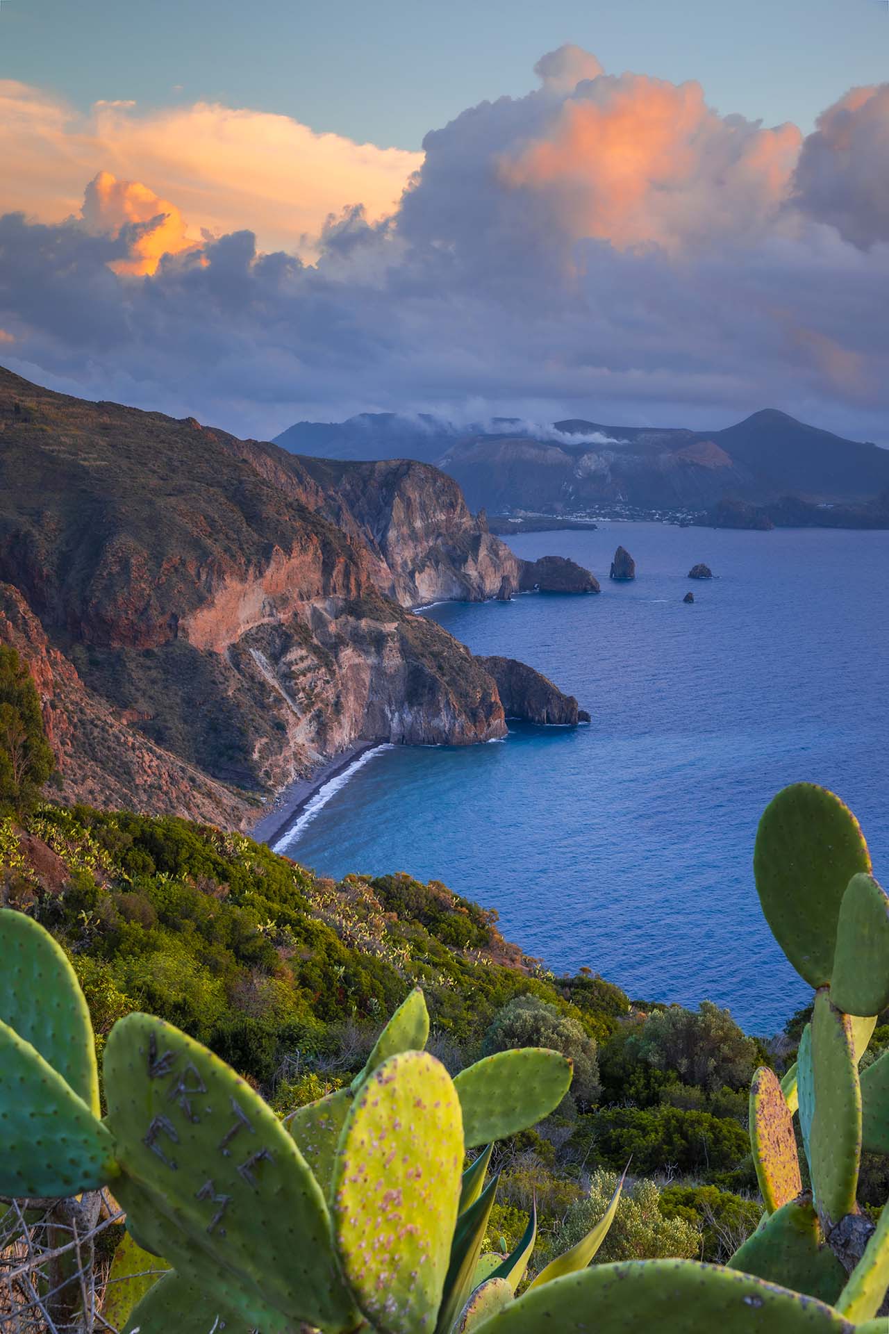 SAFF5088-HDR-Belvedere Quattrocchi (Lipari), lo sguardo su Valle Muria e l'imponenza di Vulcano