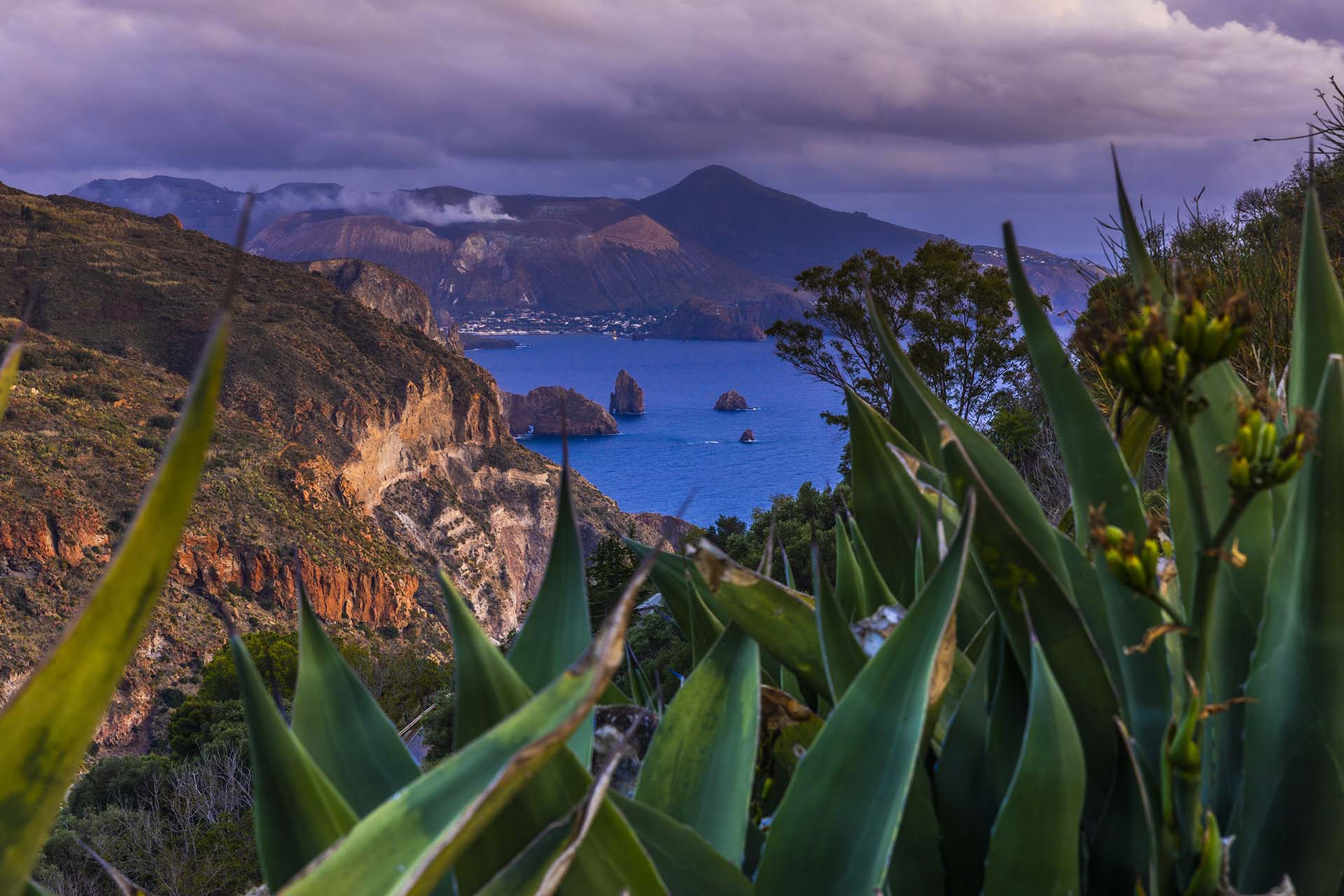 SAFF5106-Belvedere Quattrocchi (Lipari), lo sguardo su Valle Muria e l'imponenza di Vulcano