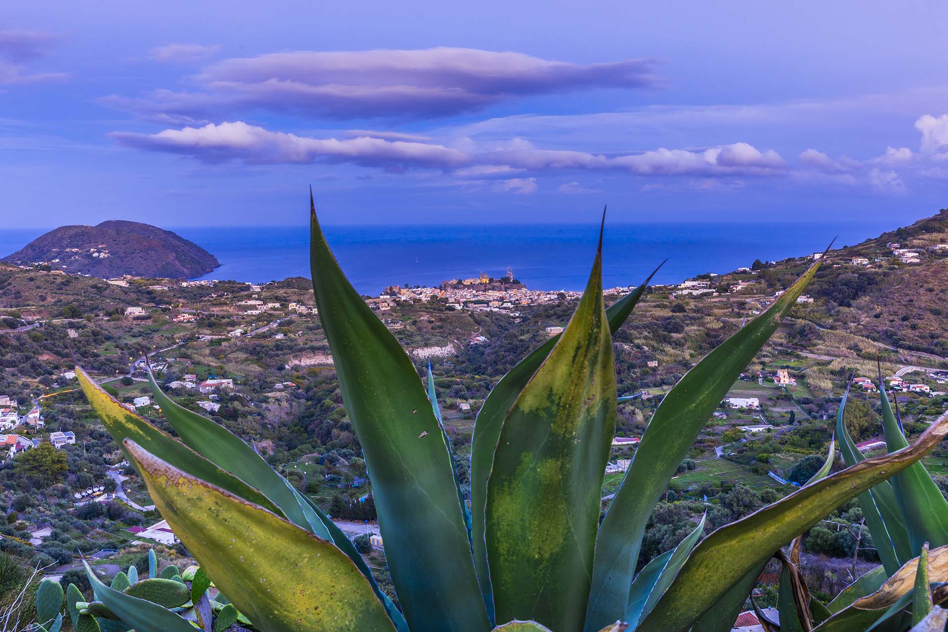 SAFF5113-Veduta sul borgo antico di Lipari all'ora blu del crepuscolo