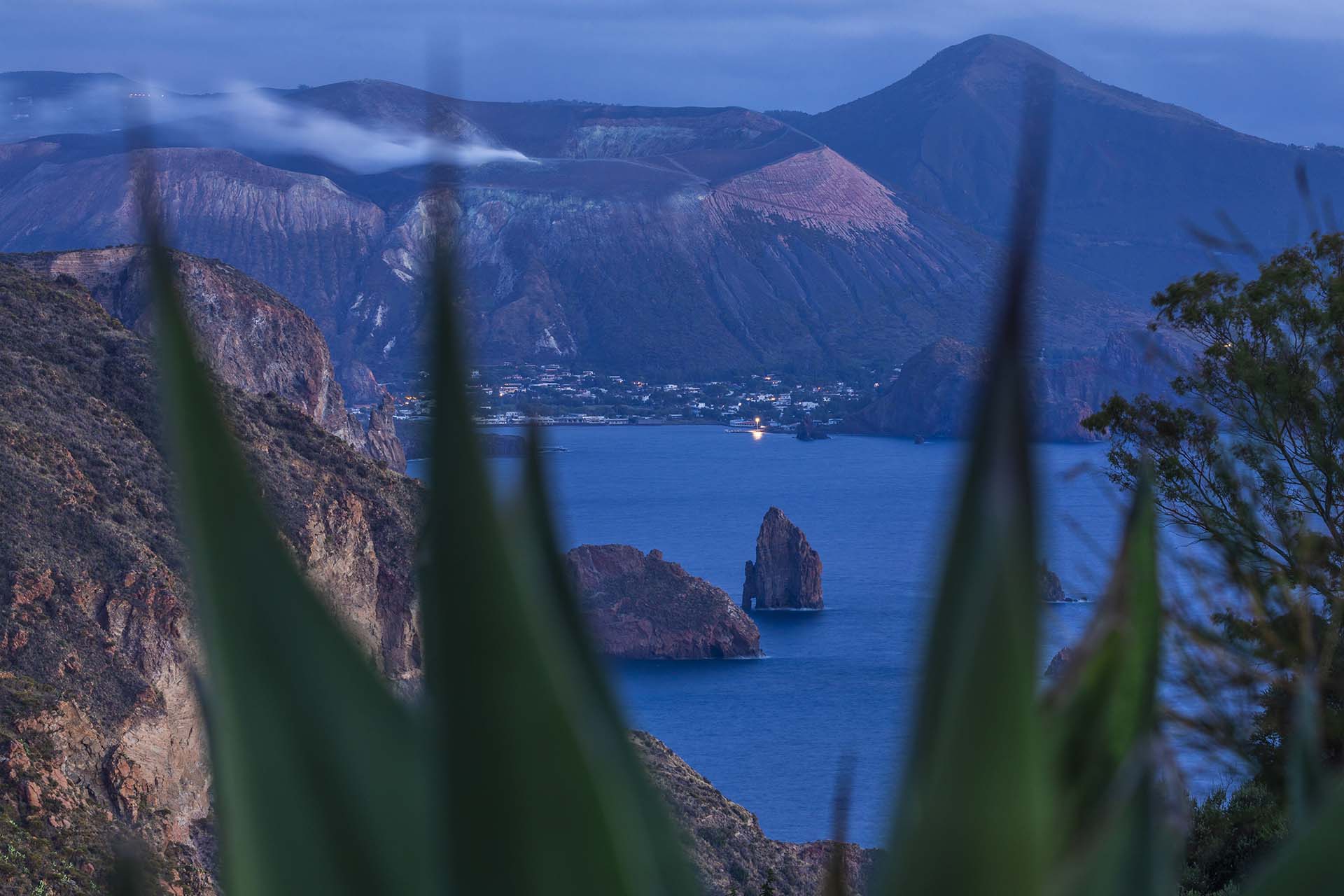 SAFF5121-Belvedere Quattrocchi (Lipari), lo sguardo su Valle Muria e l'imponenza di Vulcano
