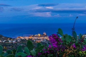 SAFF5136-HDR-Lipari illuminata, veduta sul borgo antico e il mare blu all'imbrunire
