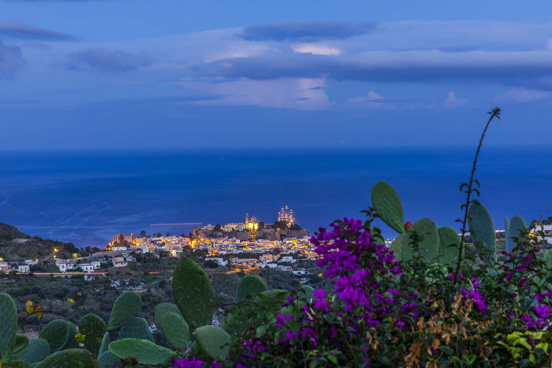 SAFF5136-HDR-Lipari illuminata, veduta sul borgo antico e il mare blu all'imbrunire