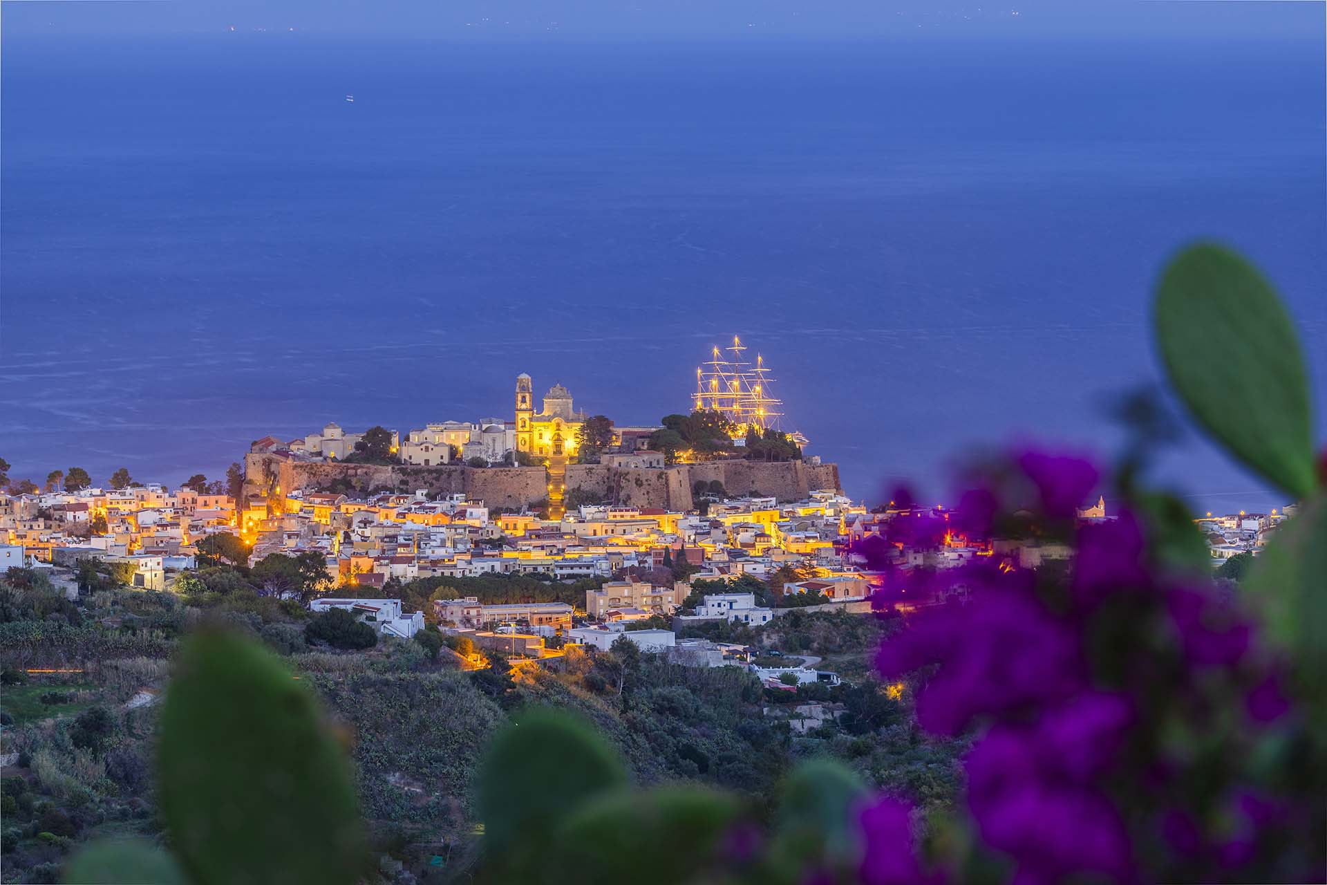SAFF5141-HDR-Lipari illuminata, veduta sul borgo antico e il mare blu all'imbrunire