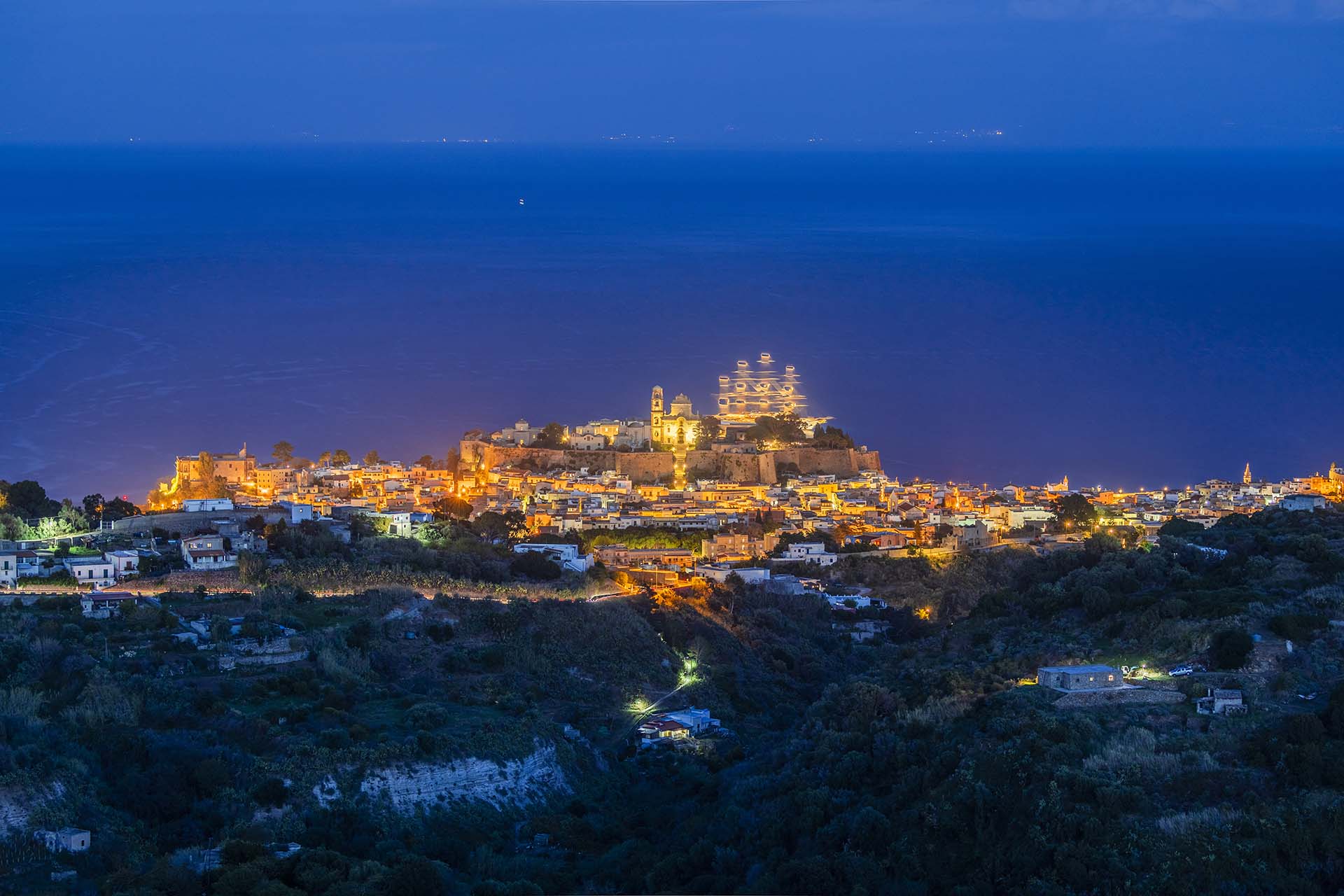 SAFF5161-HDR-Lipari illuminata, veduta sul borgo antico e il mare blu all'imbrunire