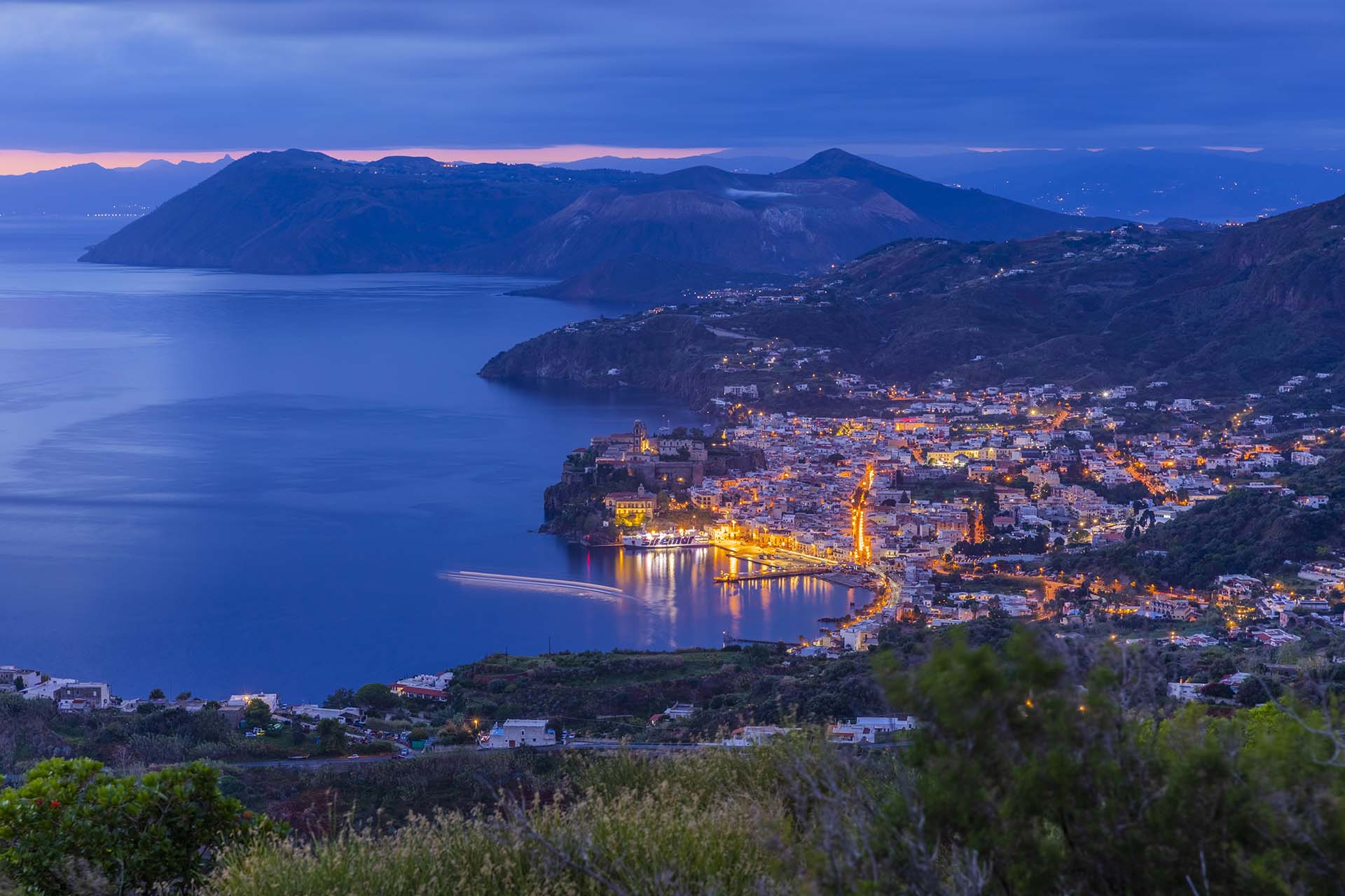 SAFF5203-HDR-Dalla fortezza al cratere, l'unione panoramica tra Lipari e Vulcano
