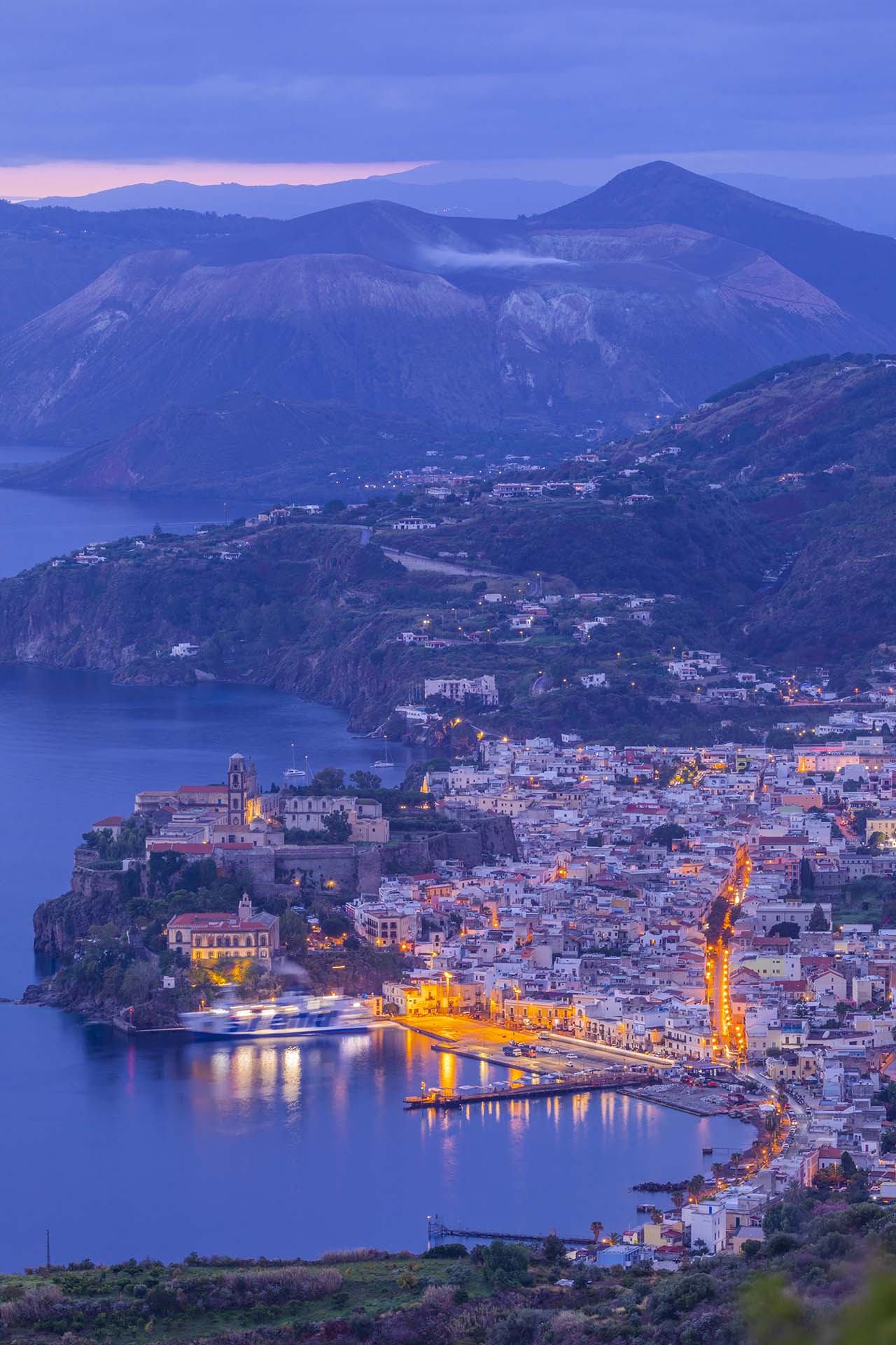 SAFF5217-Dalla fortezza al cratere, l'unione panoramica tra Lipari e Vulcano