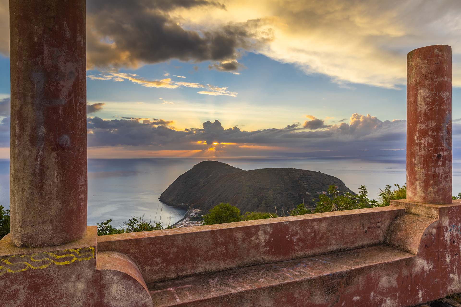 SAFF5294-HDR-Il sole sorge su Monte Mazzuni e Canneto, visto dal belvedere di Forgia Vecchia (Lipari)