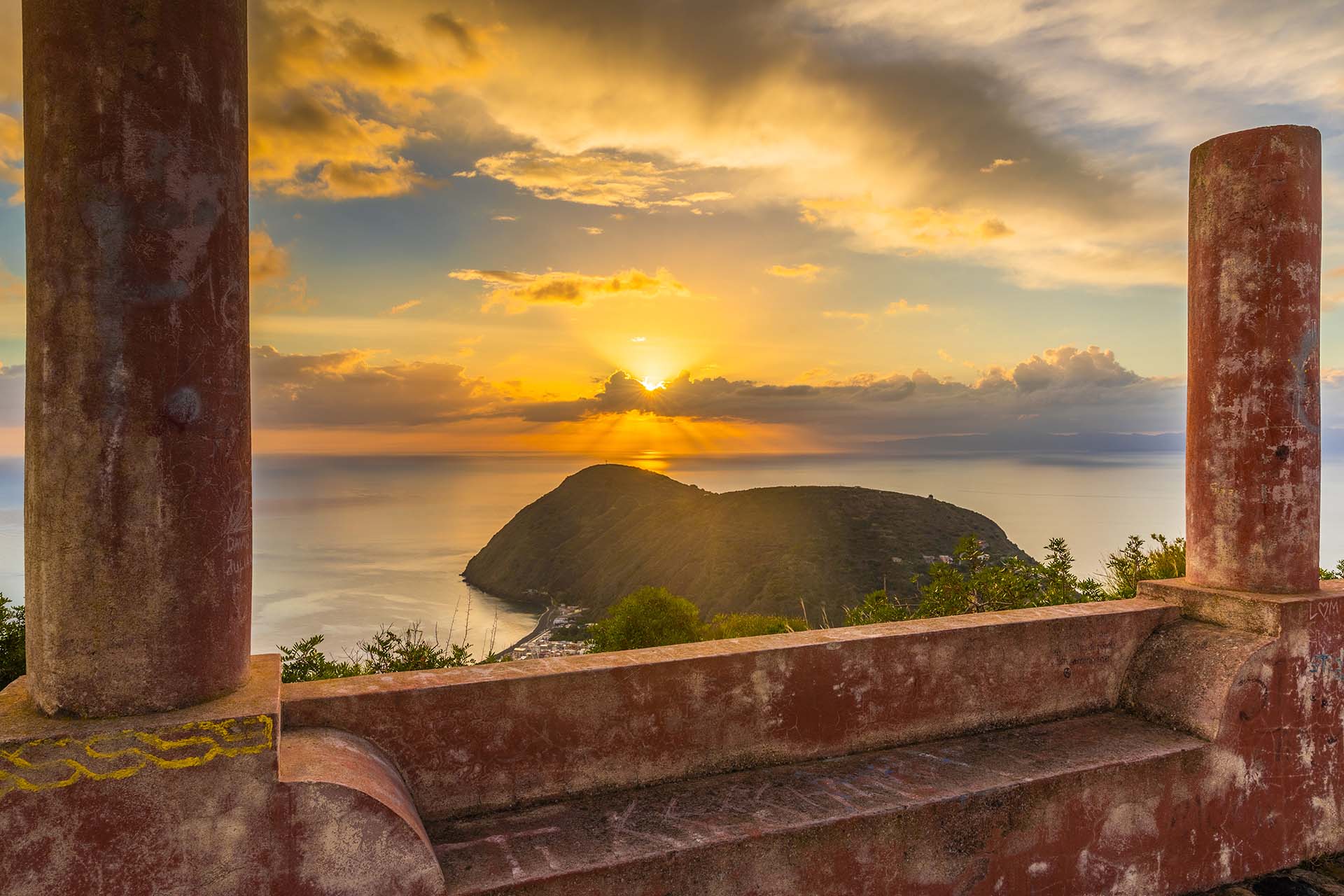 SAFF5326-HDR-Il sole sorge su Monte Mazzuni e Canneto, visto dal belvedere di Forgia Vecchia (Lipari)