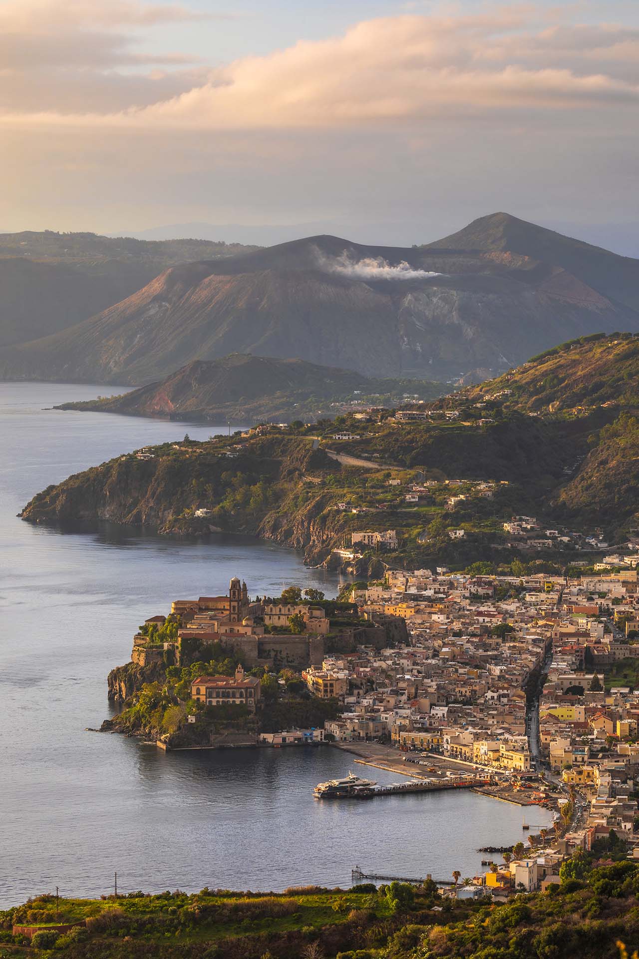SAFF5366-Il borgo fortificato di Lipari e la costa lunga che porta a Vulcano