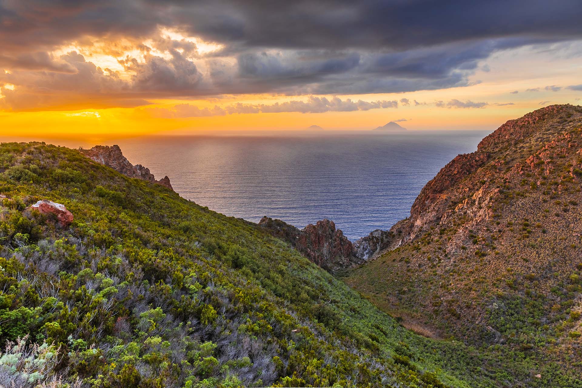 SAFF5475-HDR-Dalle colline di Lipari, vista di Alicudi e Filicudi al tramonto