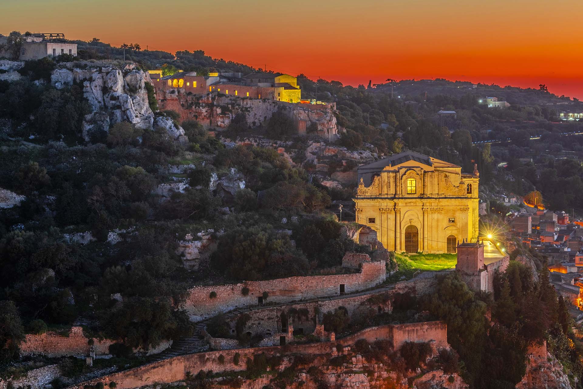 SAFF5824-HDR-Architetture illuminate, chiesa di San Matteo e Convento della Croce dominano Scicli