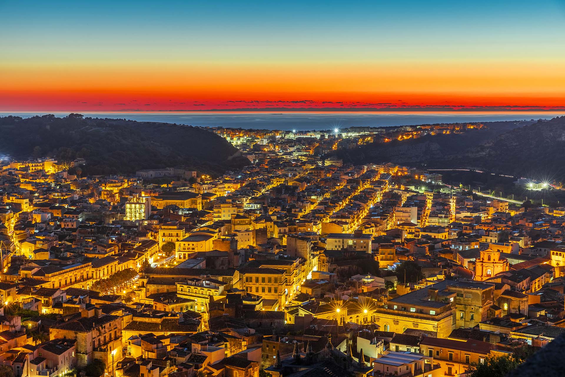 SAFF5844-HDR-Luce e storia, l'architettura di Scicli come un fiume dorato verso il mare