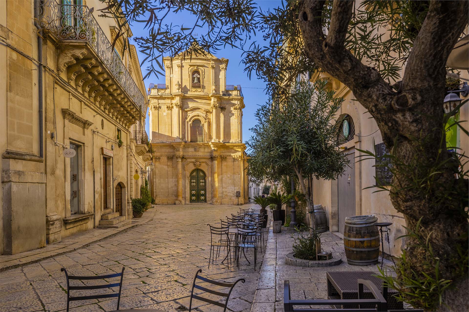 SAFF6026-HDR-Tra i palazzi Barocchi di Via Mormino Penna, l'imponente Chiesa di San Michele Arcangelo a Scicli