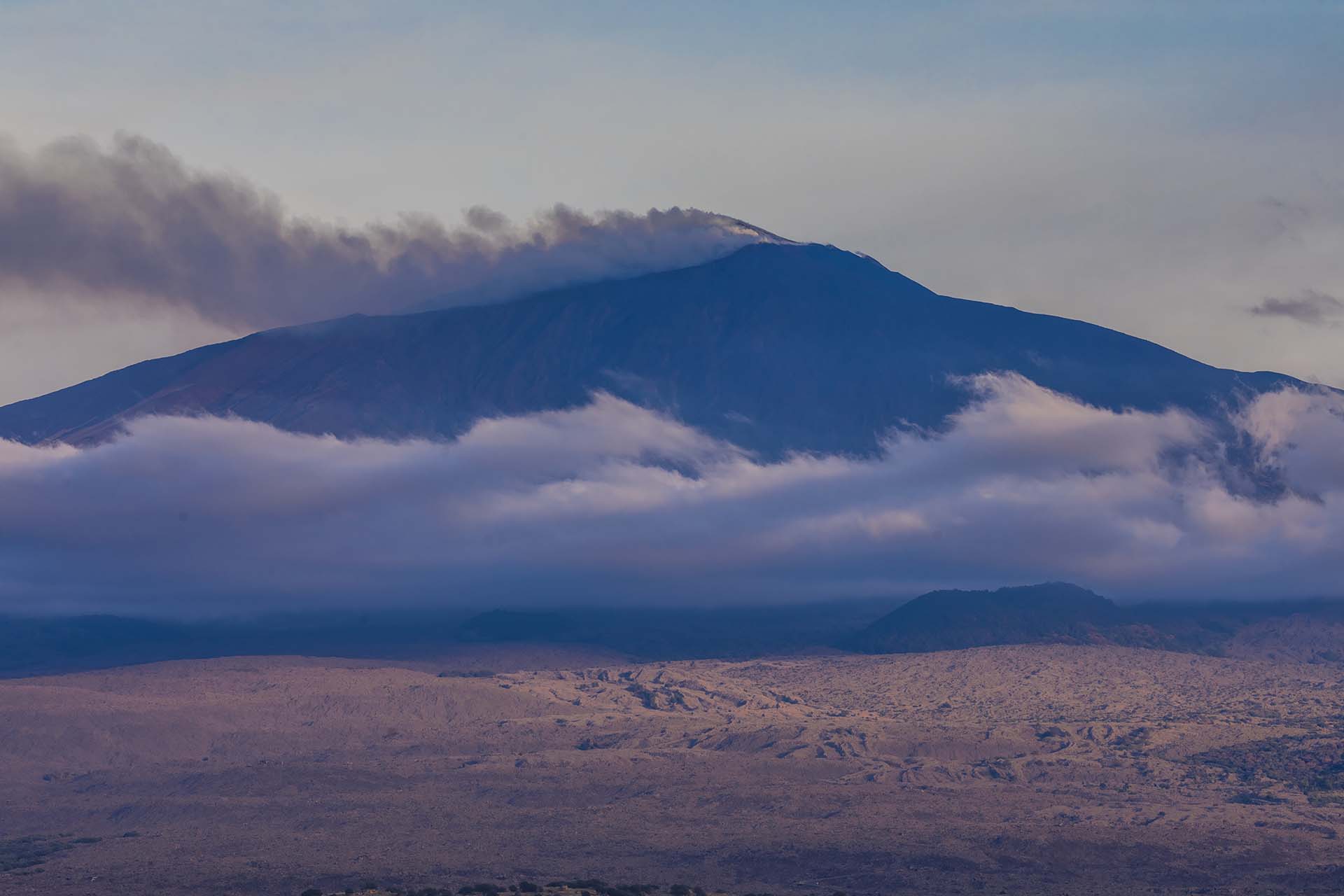 0A1A2609-Versante ovest dell'Etna, il deserto di lava sotto l'abbraccio di nuvole e fumo