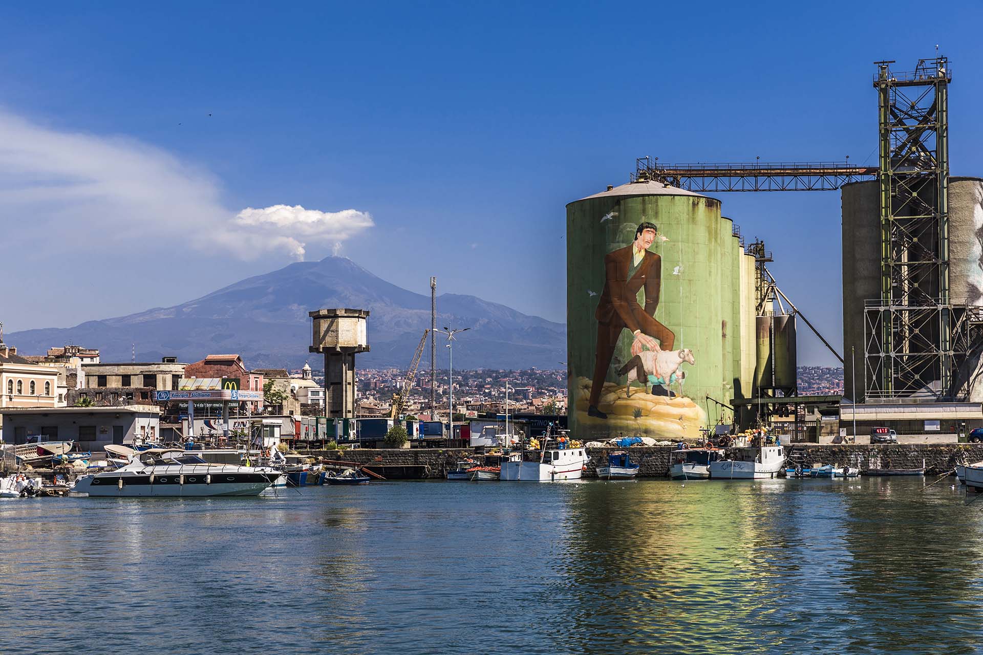 0A1A9182-Giganti di cemento e fuoco, l'Etna e i silos storici nel porto di Catania