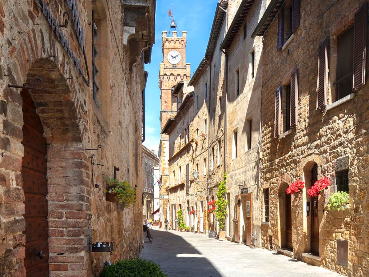 La via principale che attraversa tutto il borgo di Pienza