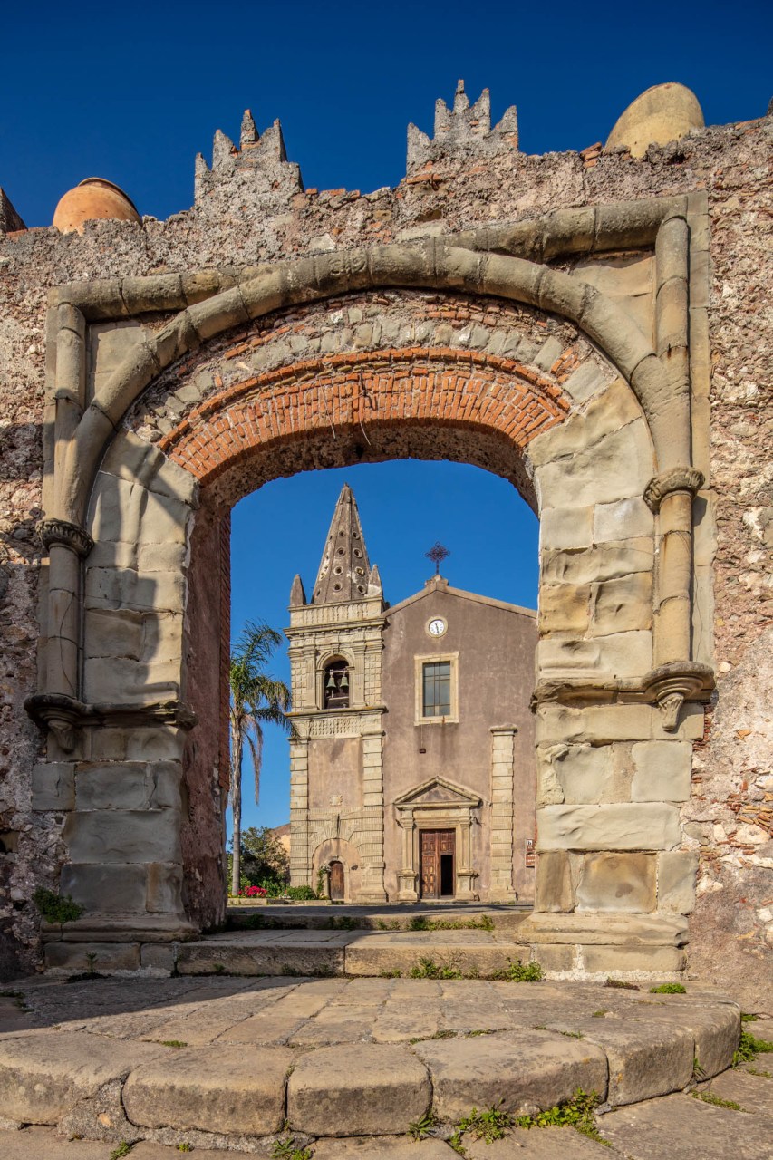 Arco Durazzesco e Chiesa della SS. Trinità o della Triade, Forz