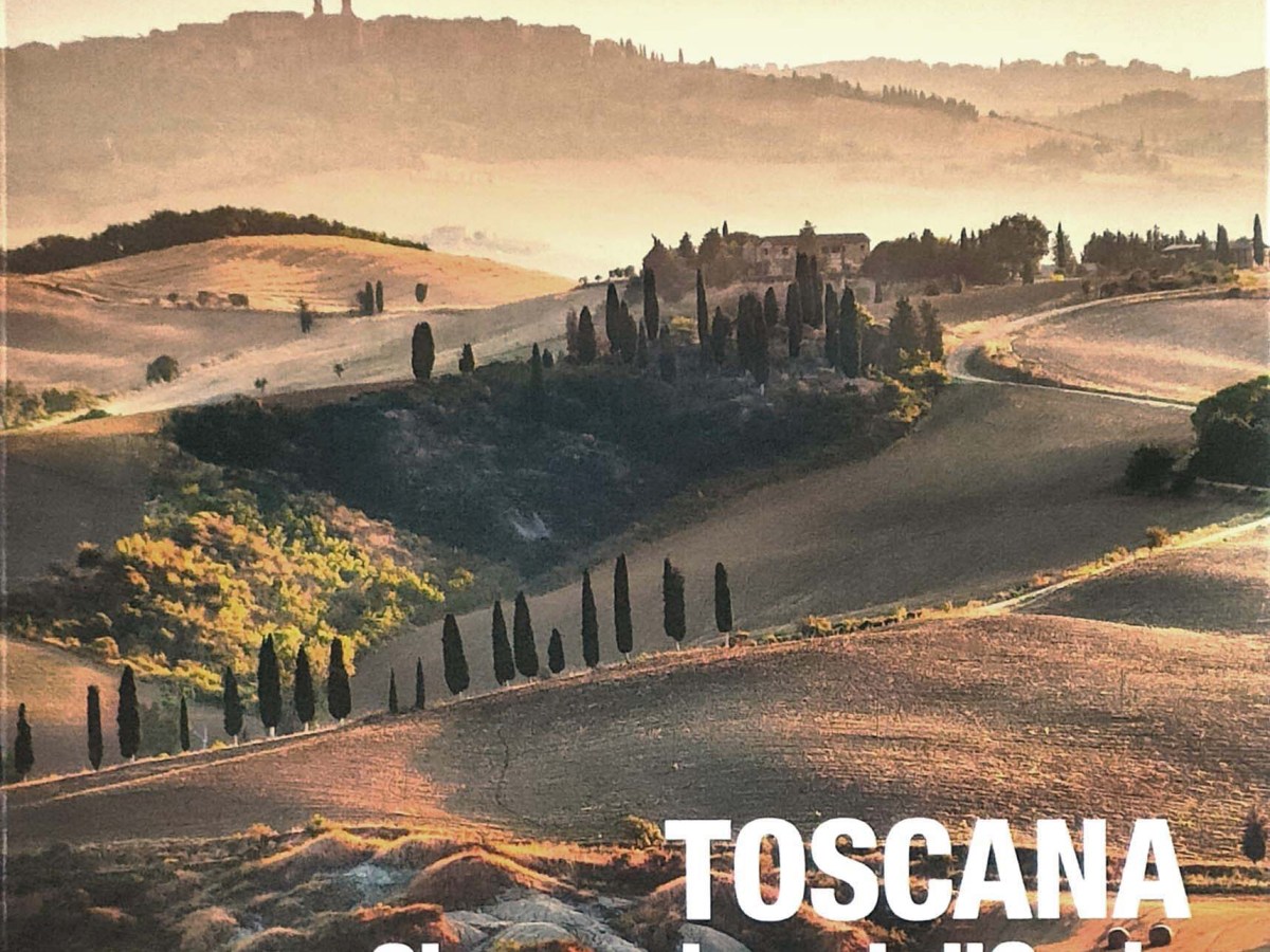 Copertina quaderno val d'Orcia e Toscana allegato al periodico Bell'Italia.