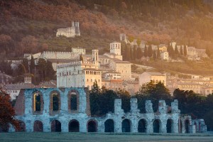 Vista del teatro romano e Gubbio.