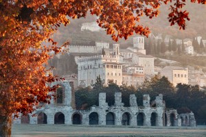 Vista del teatro romano e Gubbio.