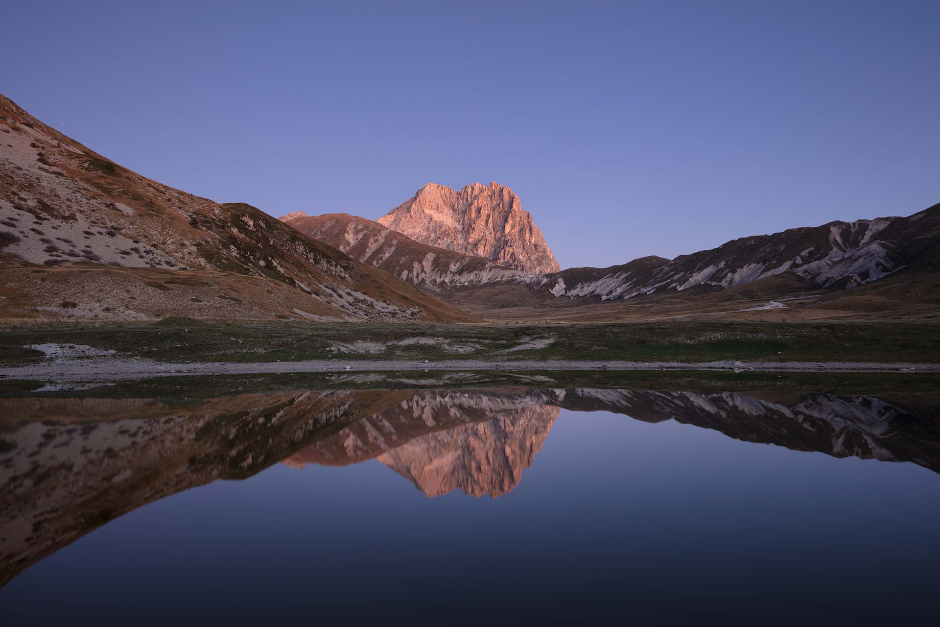 Il Gran Sasso si specchia nel laghetto Pietranzoni a Campo Imperatore.