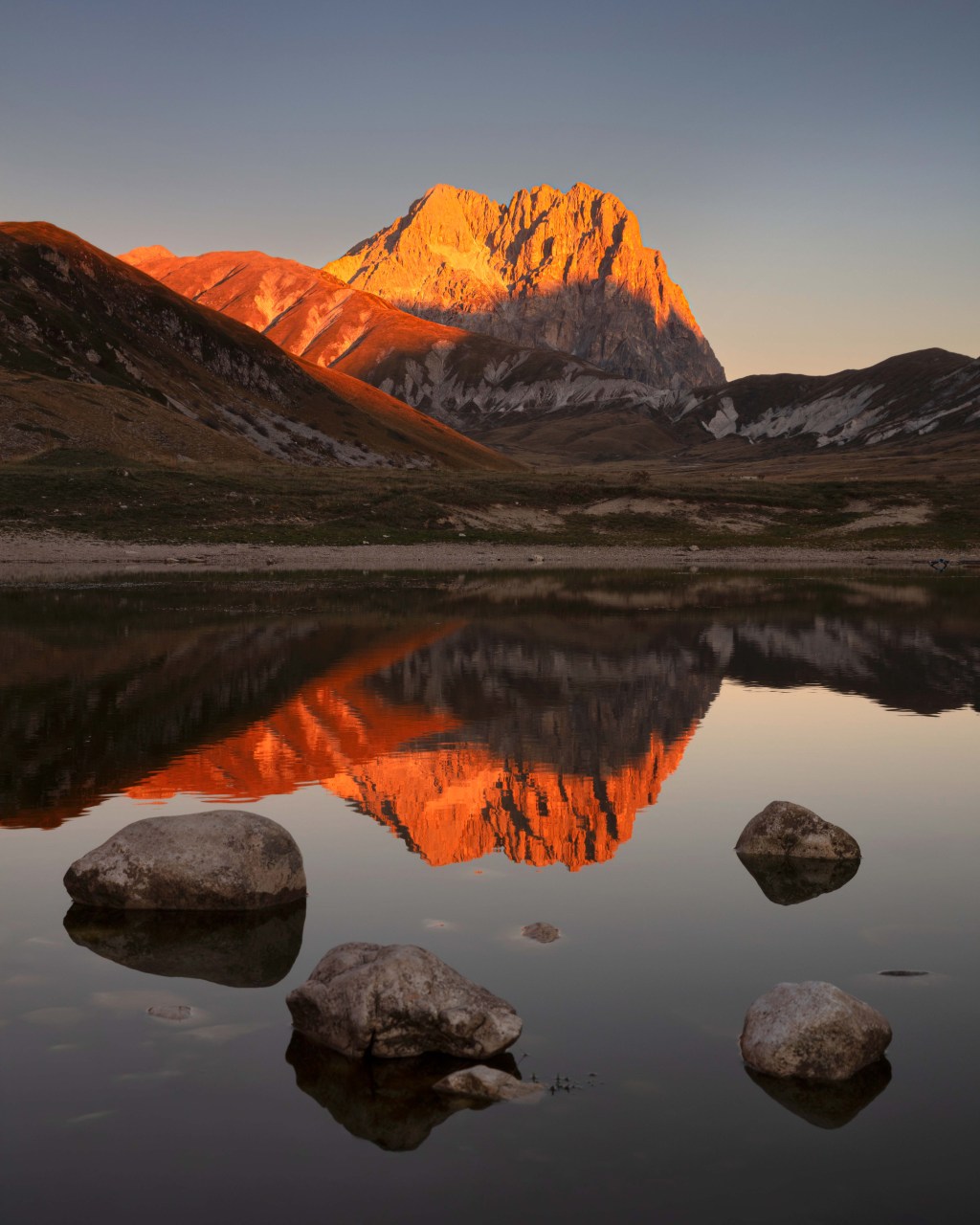 Il Gran Sasso si specchia nel laghetto Pietranzoni a Campo Imperatore.
