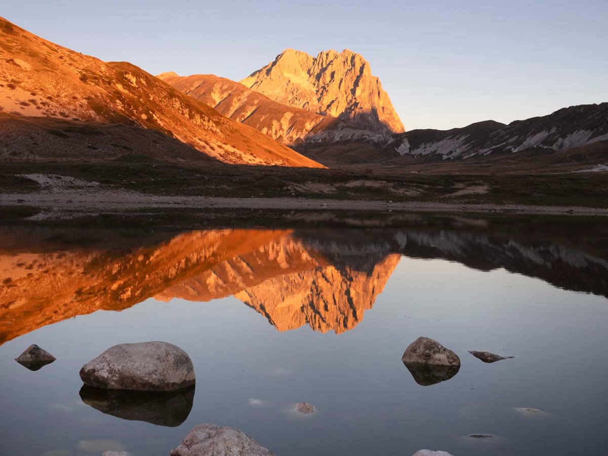 Il Gran Sasso si specchia nel laghetto Pietranzoni a Campo Imperatore.