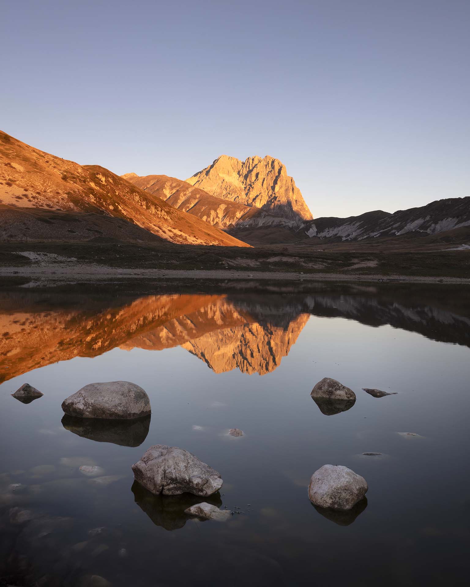 Il Gran Sasso si specchia nel laghetto Pietranzoni a Campo Imperatore.
