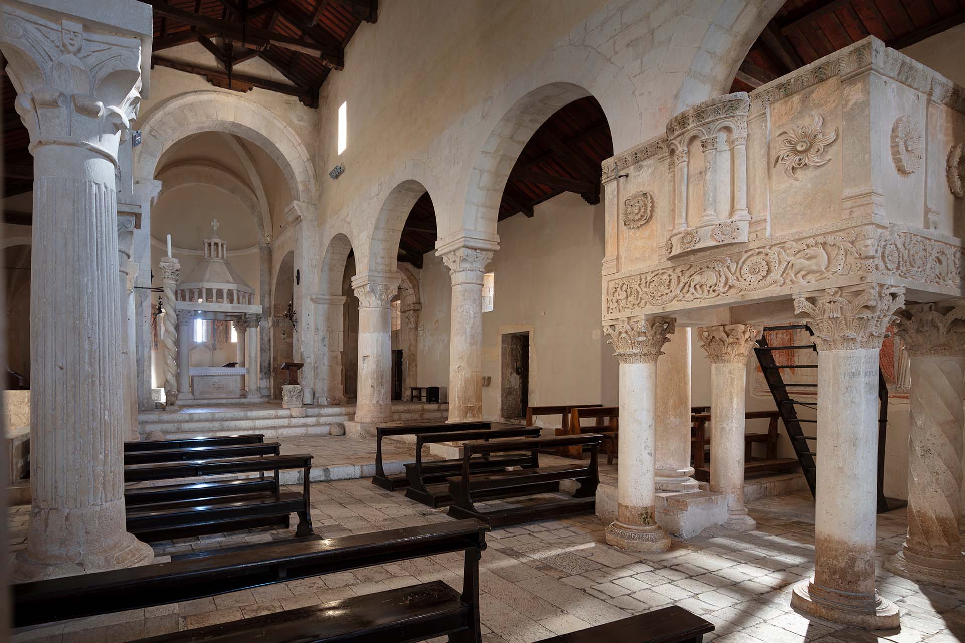 La chiesa di Santa Maria Assunta nel complesso monastico di Bominaco.