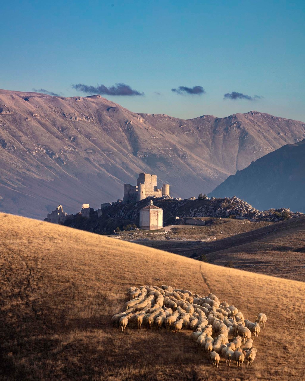 Il castello normanno di Rocca Calascio e la chiesa di Santa Maria della Pietà nel paesaggio del Parco nazionale del Gran Sasso e Monti della Laga.