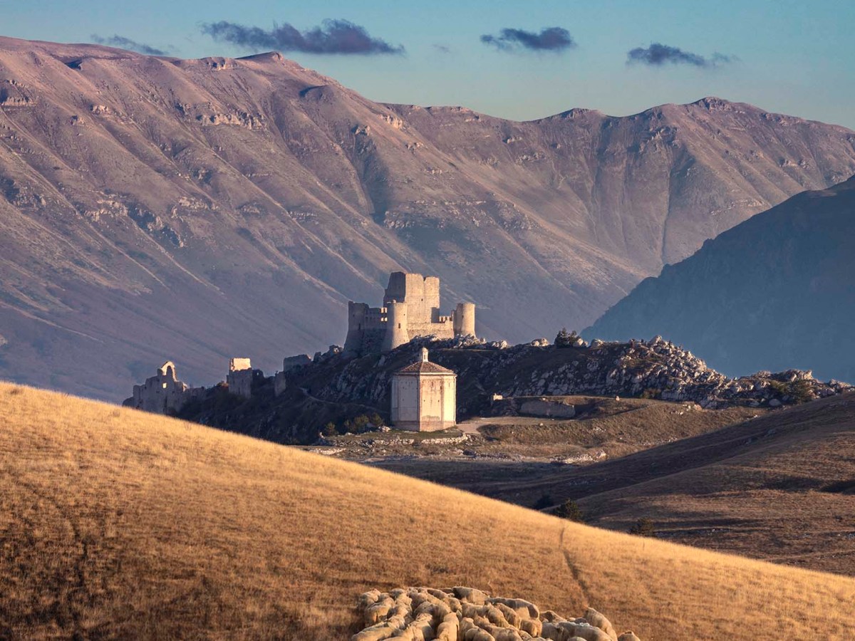 Il castello normanno di Rocca Calascio e la chiesa di Santa Maria della Pietà nel paesaggio del Parco nazionale del Gran Sasso e Monti della Laga.