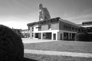 Presenze, 2011. Scultura di Naturaliter a Peccioli