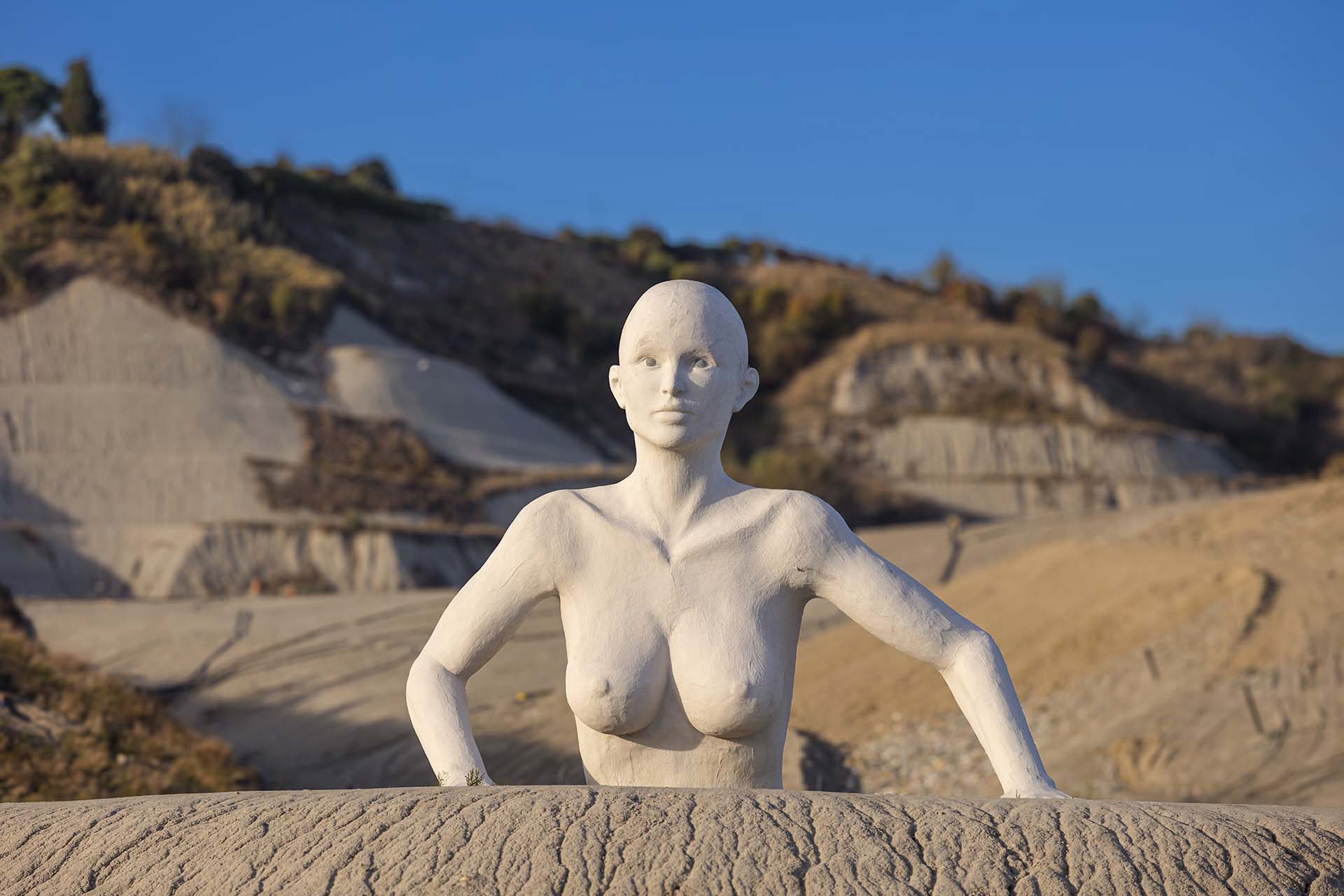 I Giganti di Legoli: L’Arte di Naturaliter che ha Trasformato una Discarica in Museo