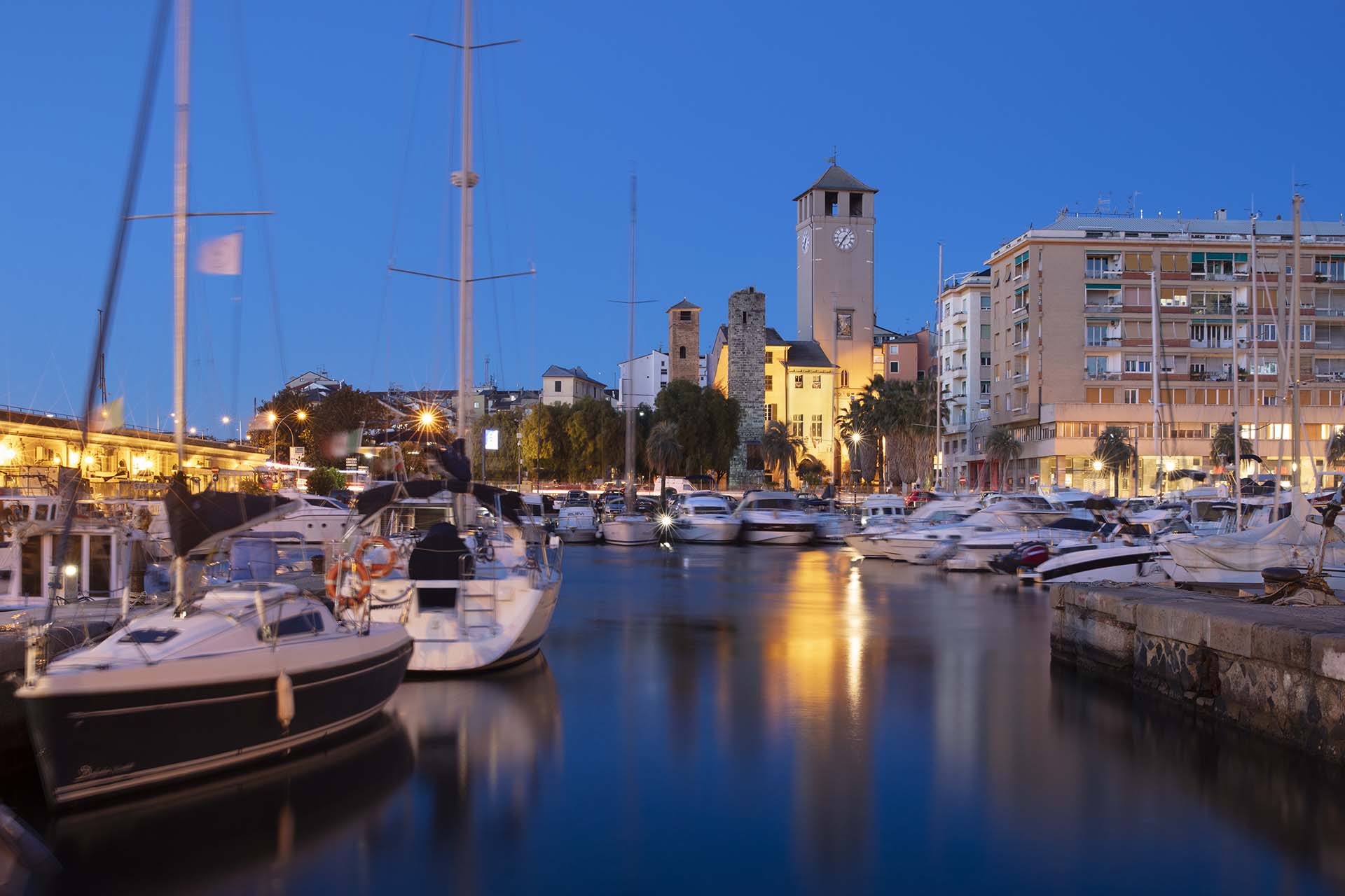 Vista della Darsena Vecchia di Torre del Brandale, Torre dei Riario, e Torre dei Corsi a Savona.